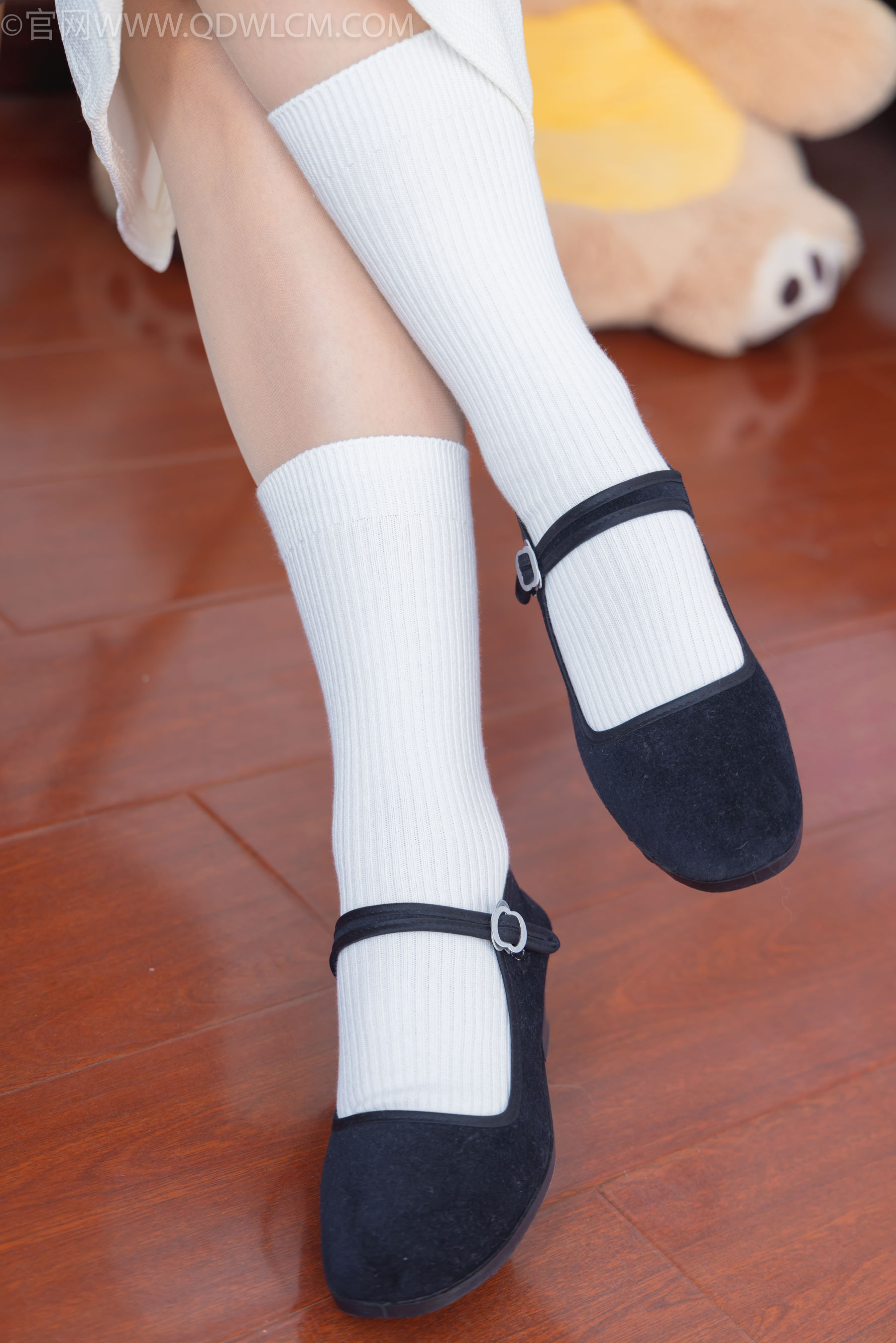 物恋传媒 No.2335 美兔 - 布鞋、长靴、白棉袜、薄肉丝/(227P)