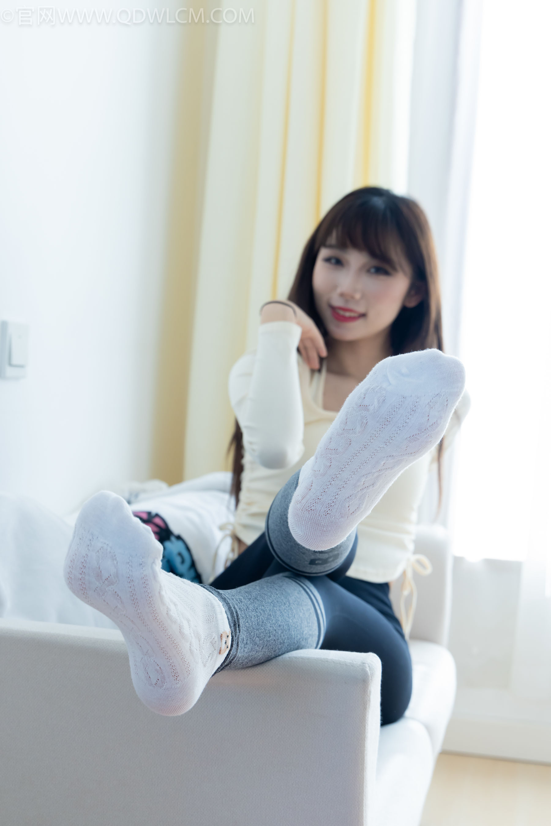 物恋传媒 No.2326 泡泡 - 高跟长靴、白棉袜、裸足/(184P)