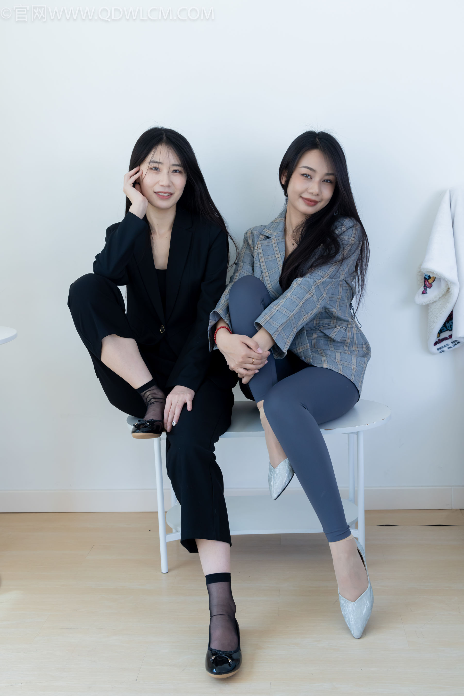 物恋传媒 No.2338 菜菜&岚岚 - 两双平底鞋、短黑丝、短肉丝/(169P)