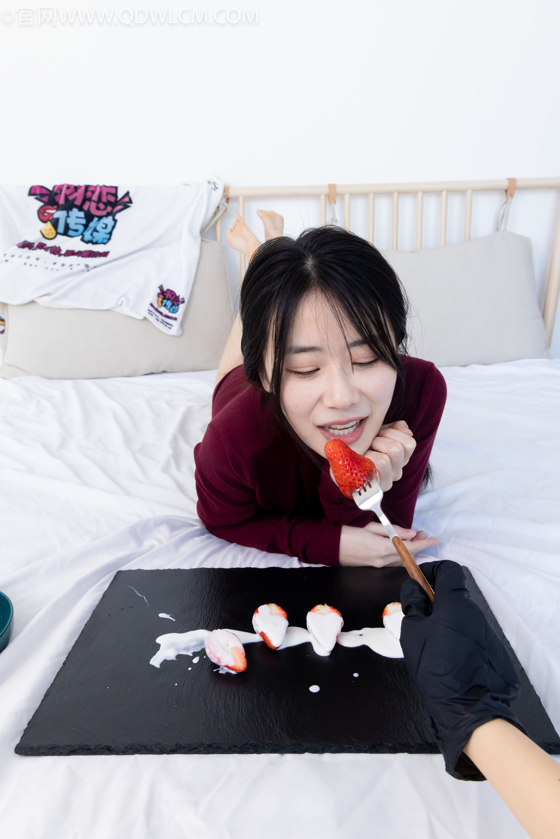 物恋传媒 No.2331 菜菜 - 高跟鞋、薄黑丝、裸足/(352P)