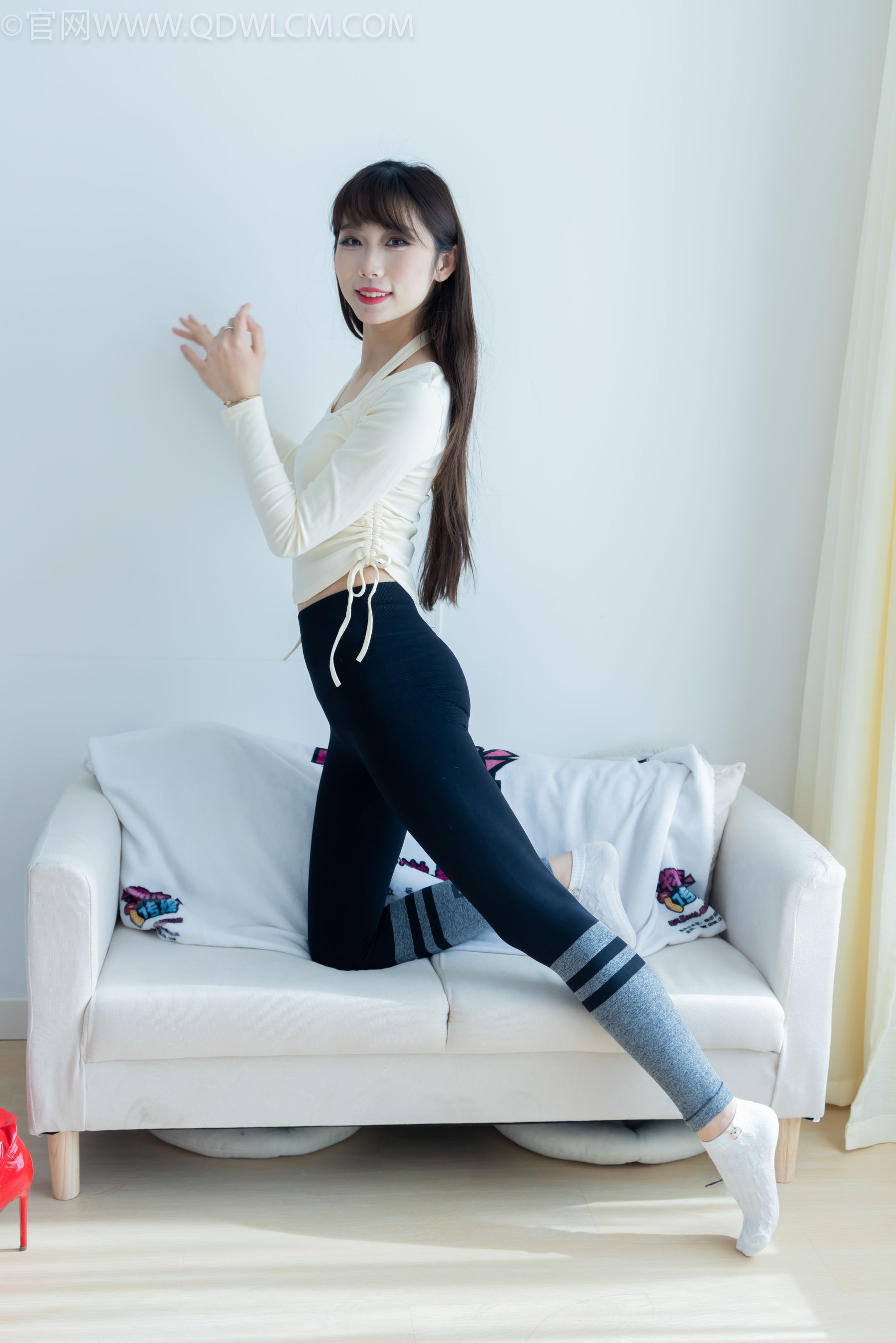 物恋传媒 No.2326 泡泡 - 高跟长靴、白棉袜、裸足/(184P)