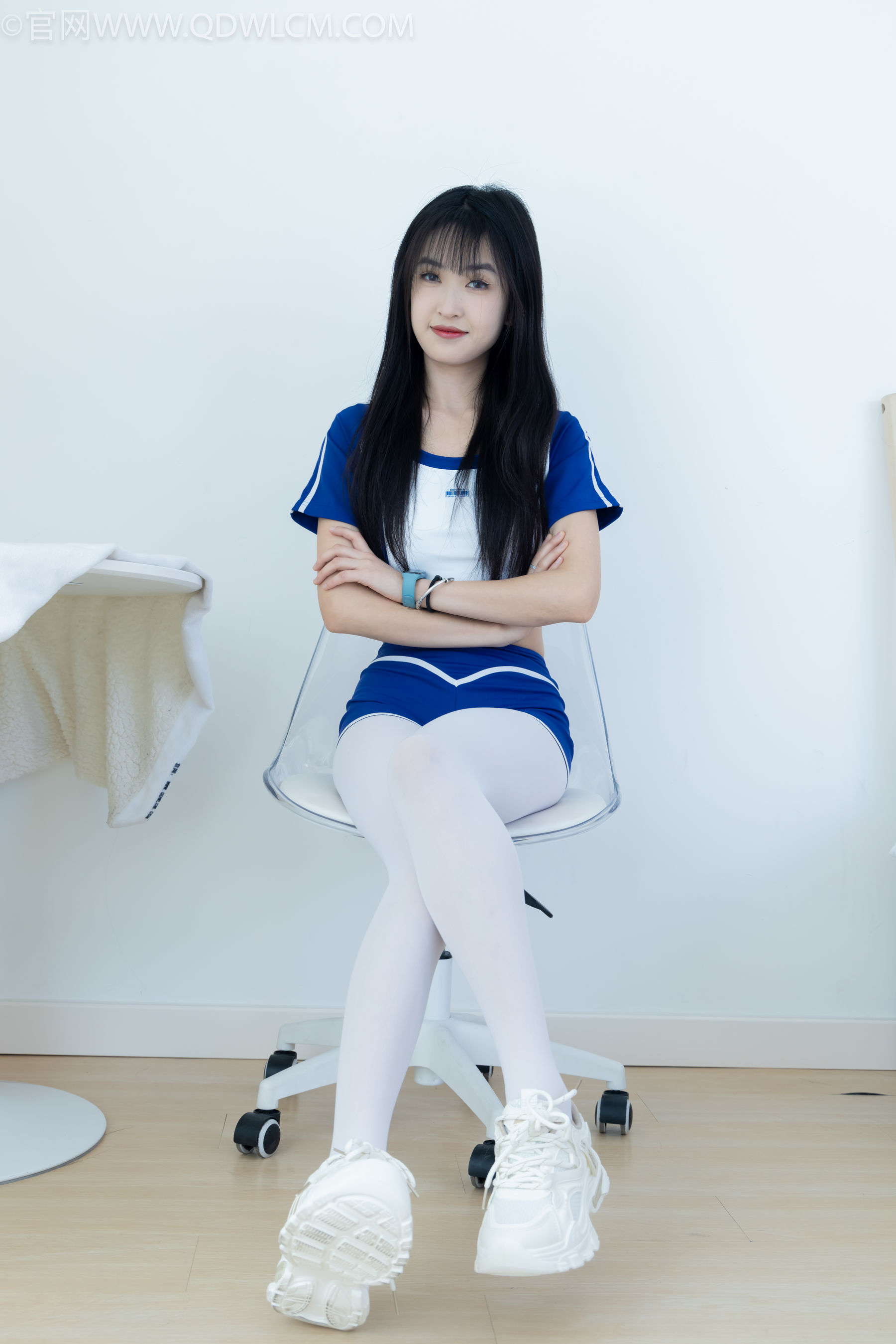 物恋传媒 No.2334 嘉木 - 运动鞋、厚白丝、裸足、裸足/(242P)