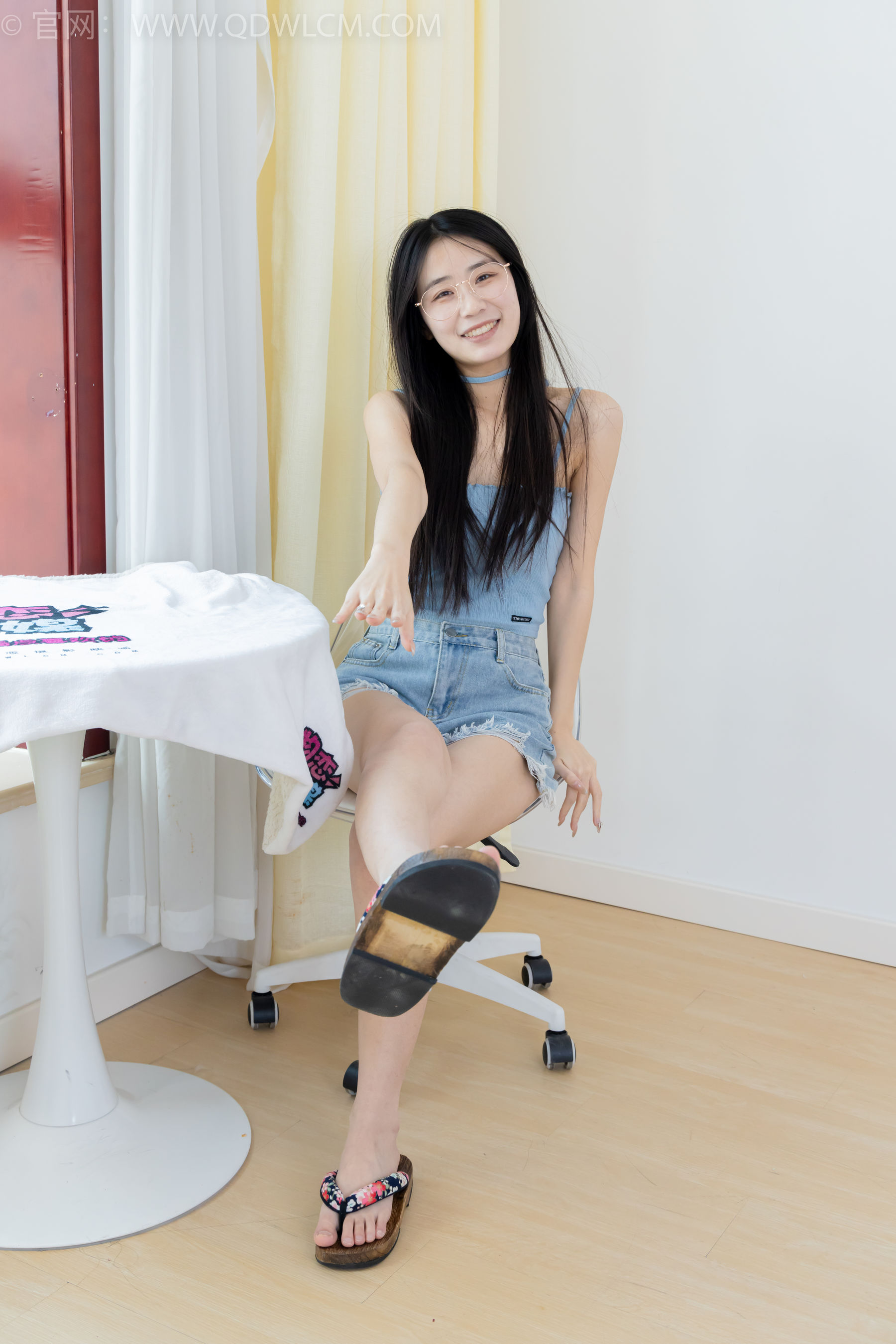 物恋传媒 No.2353 菜菜 - 木屐人字拖、薄黑丝、裸足/(155P)