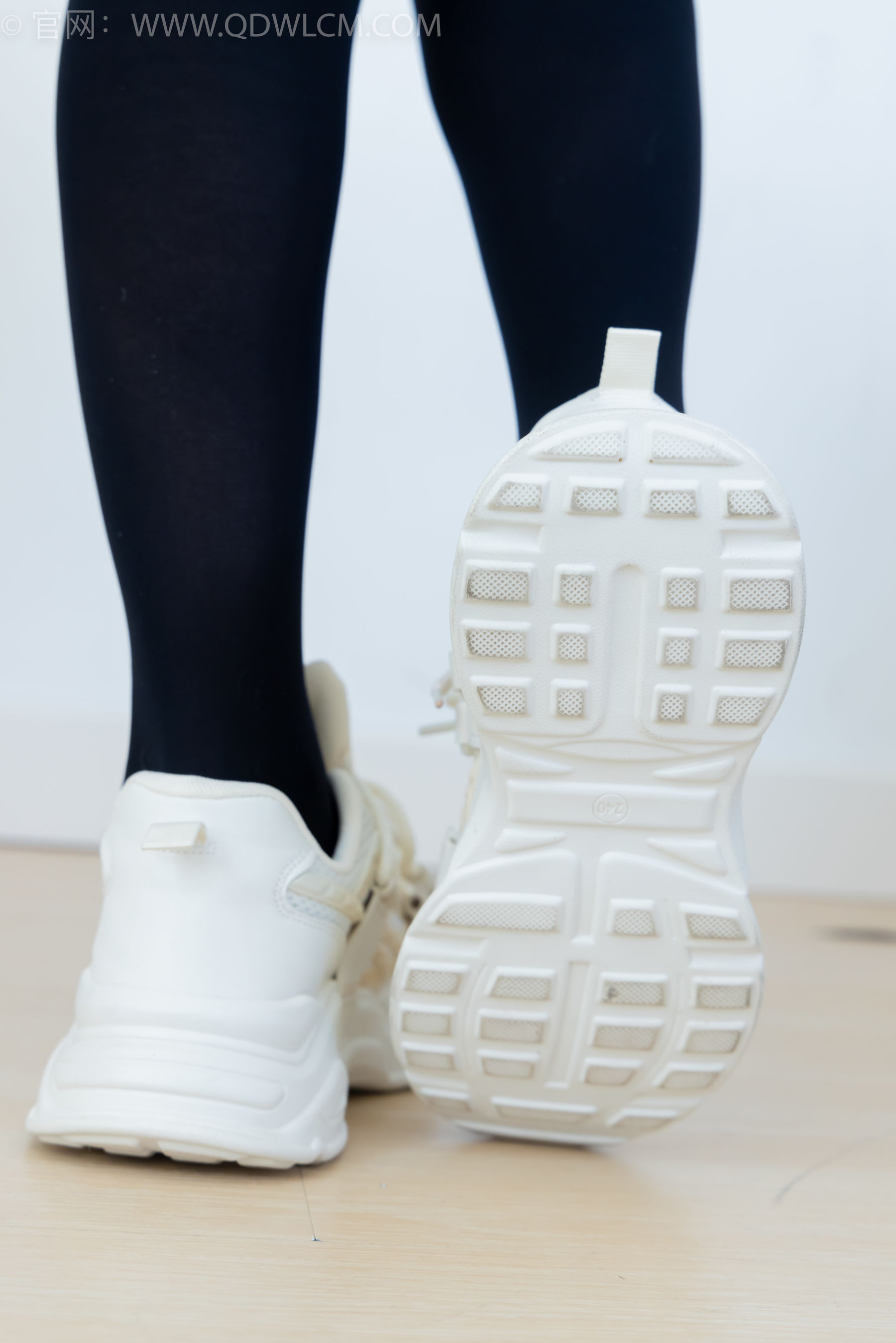 物恋传媒 No.2346 菜菜 - 运动鞋、厚黑丝、裸足/(167P)