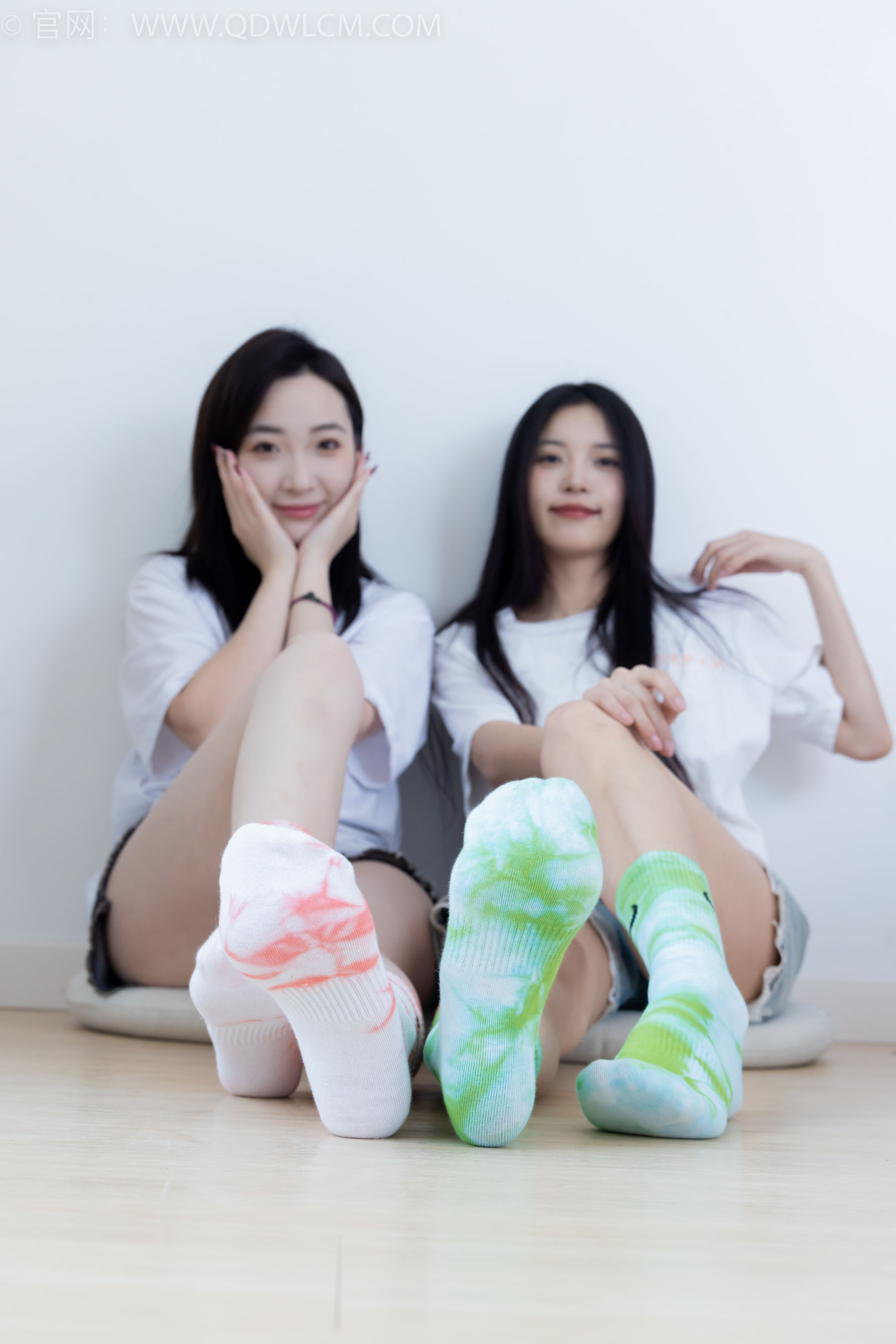 物恋传媒 No.2345 茯苓&恬恬 - 两双板鞋、红棉袜、绿棉袜、裸足/(165P)
