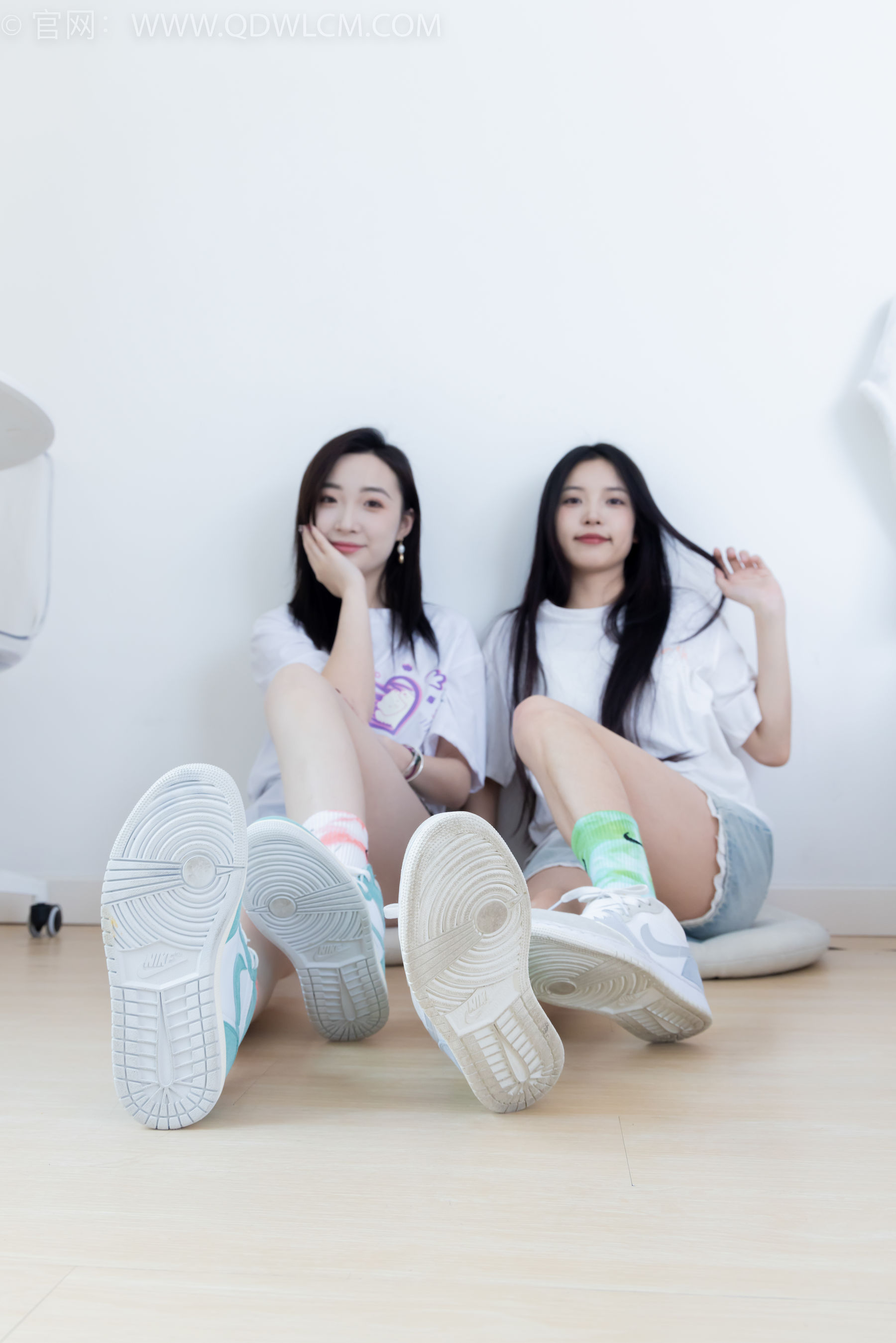 物恋传媒 No.2345 茯苓&恬恬 - 两双板鞋、红棉袜、绿棉袜、裸足/(165P)