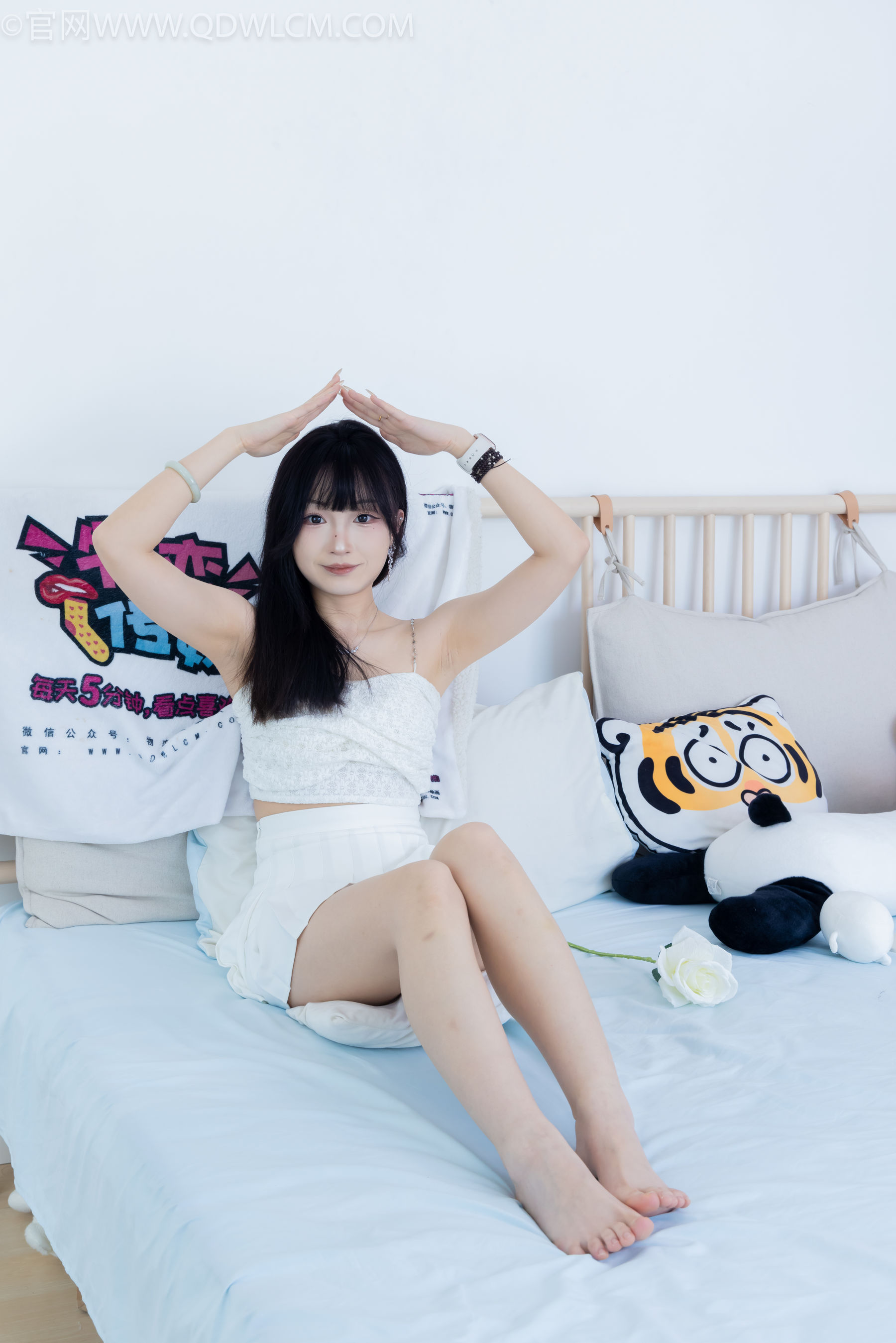 物恋传媒 No.2325 嘟嘟 - 透明高跟鞋、高跟凉鞋、白船袜、裸足/(156P)