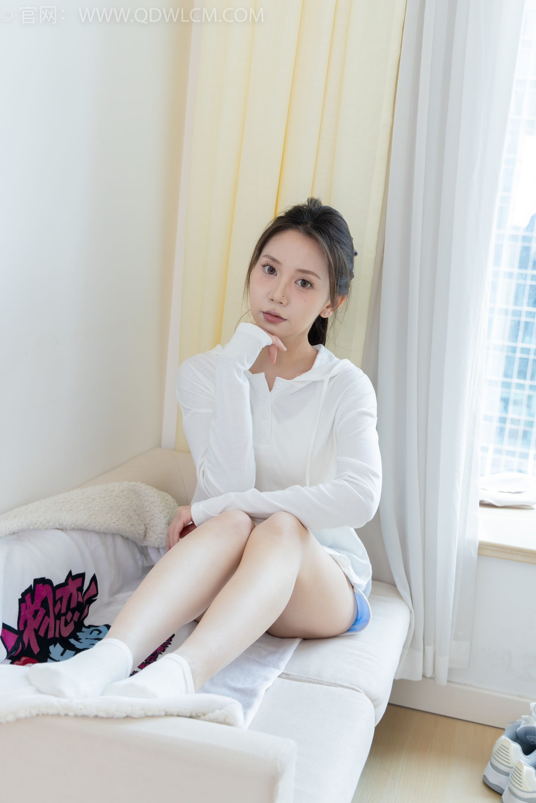 物恋传媒 No.2348 小曦 - 板鞋、白棉袜、裸足/(155P)