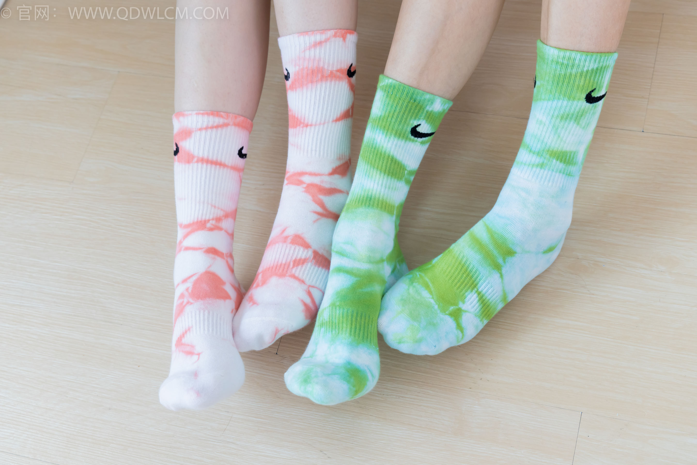 物恋传媒 No.2345 茯苓&恬恬 - 两双板鞋、红棉袜、绿棉袜、裸足/(165P)