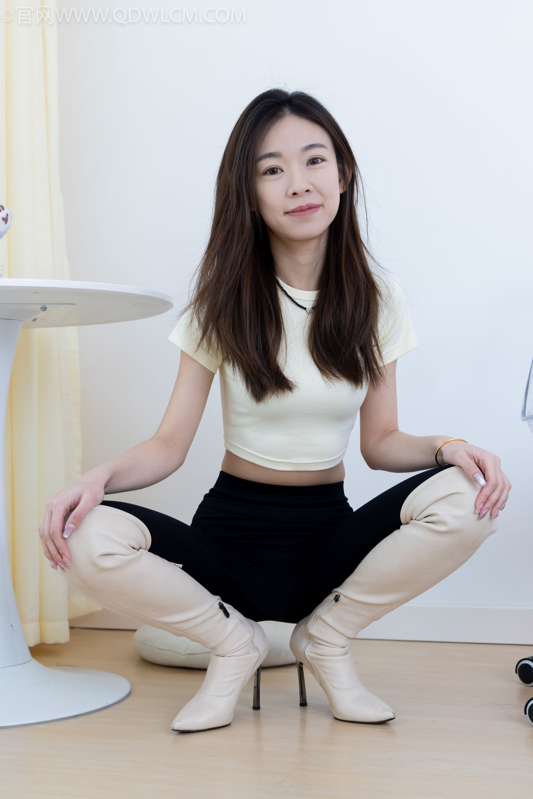 物恋传媒 No.2339 婷婷 - 长靴、白棉袜、裸足/(175P)