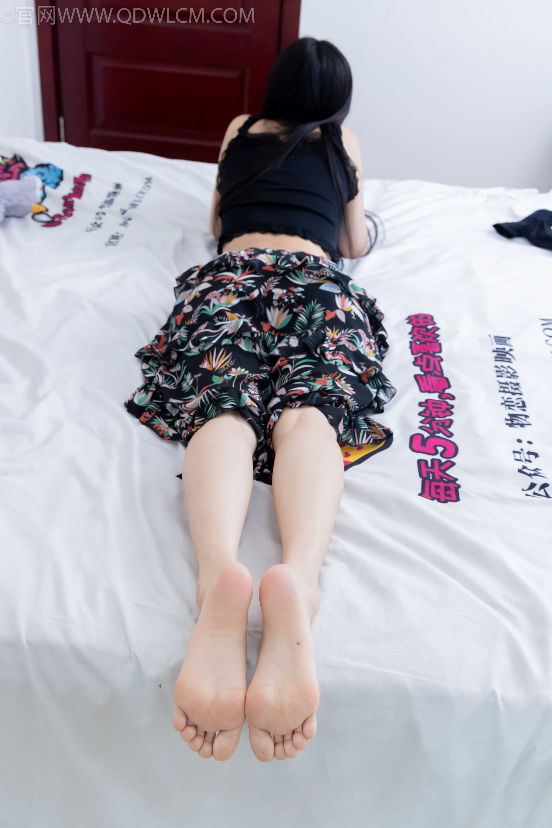 物恋传媒 No.2332 茯苓 - 短靴、短黑丝、裸足/(184P)