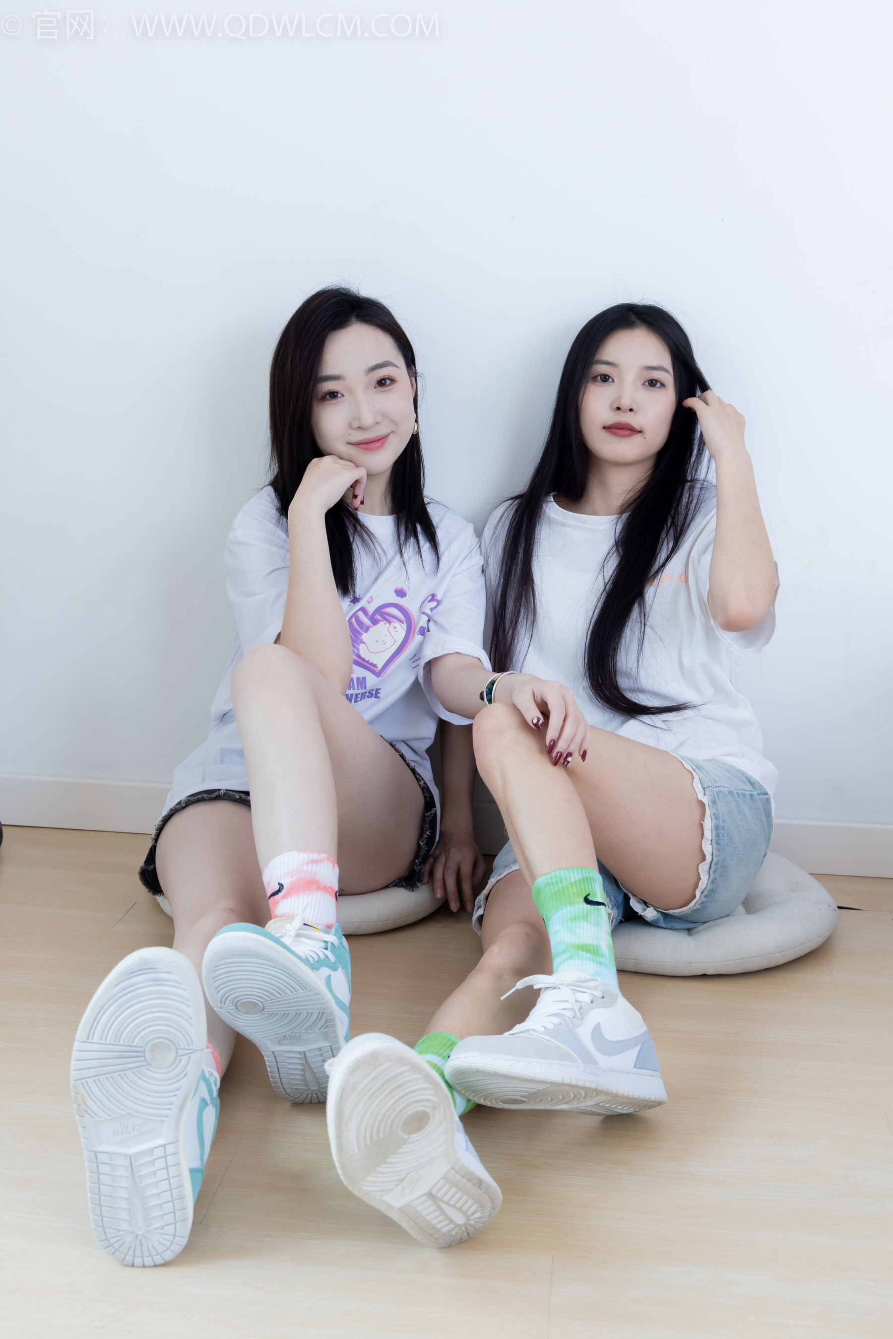 物恋传媒 No.2345 茯苓&恬恬 - 两双板鞋、红棉袜、绿棉袜、裸足/(165P)