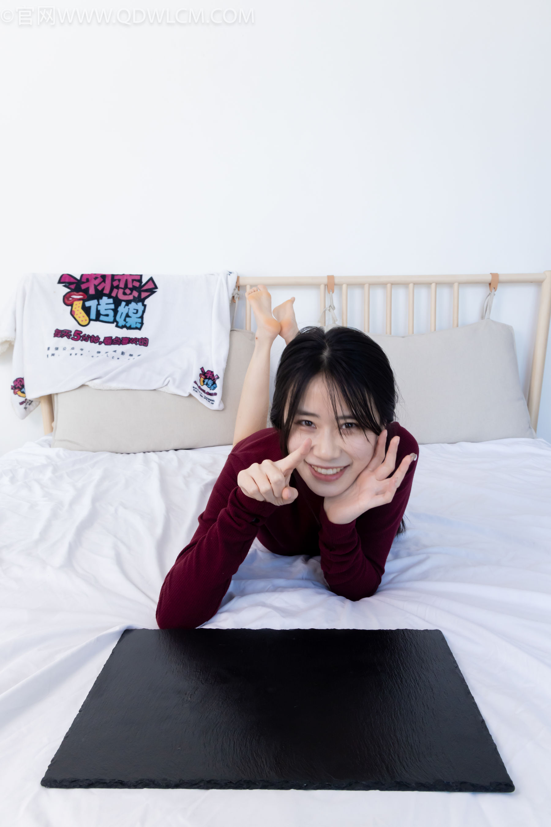 物恋传媒 No.2331 菜菜 - 高跟鞋、薄黑丝、裸足/(352P)