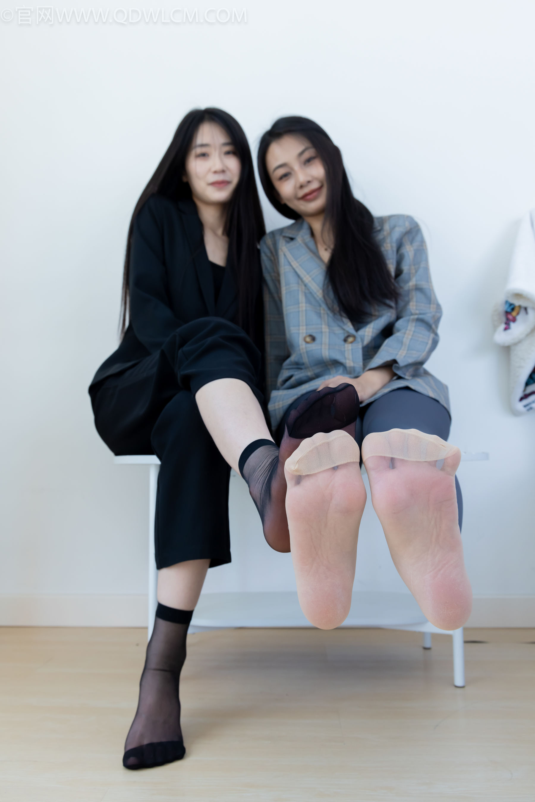 物恋传媒 No.2338 菜菜&岚岚 - 两双平底鞋、短黑丝、短肉丝/(169P)