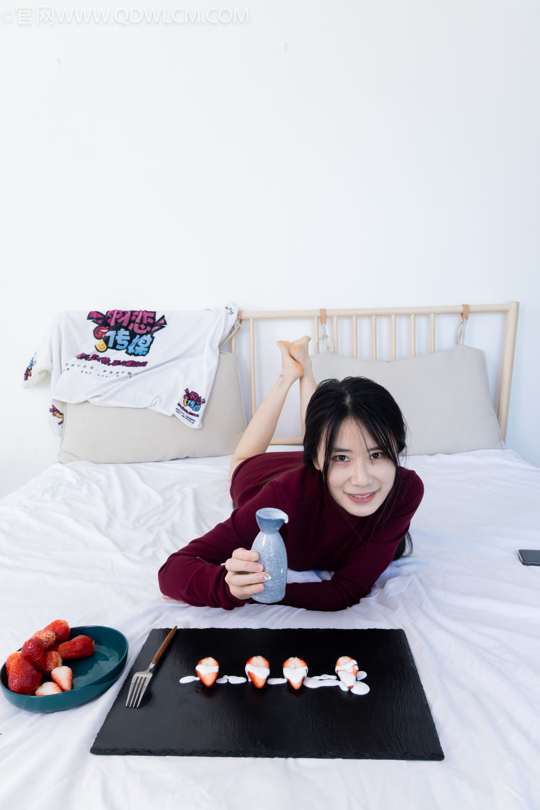 物恋传媒 No.2331 菜菜 - 高跟鞋、薄黑丝、裸足/(352P)