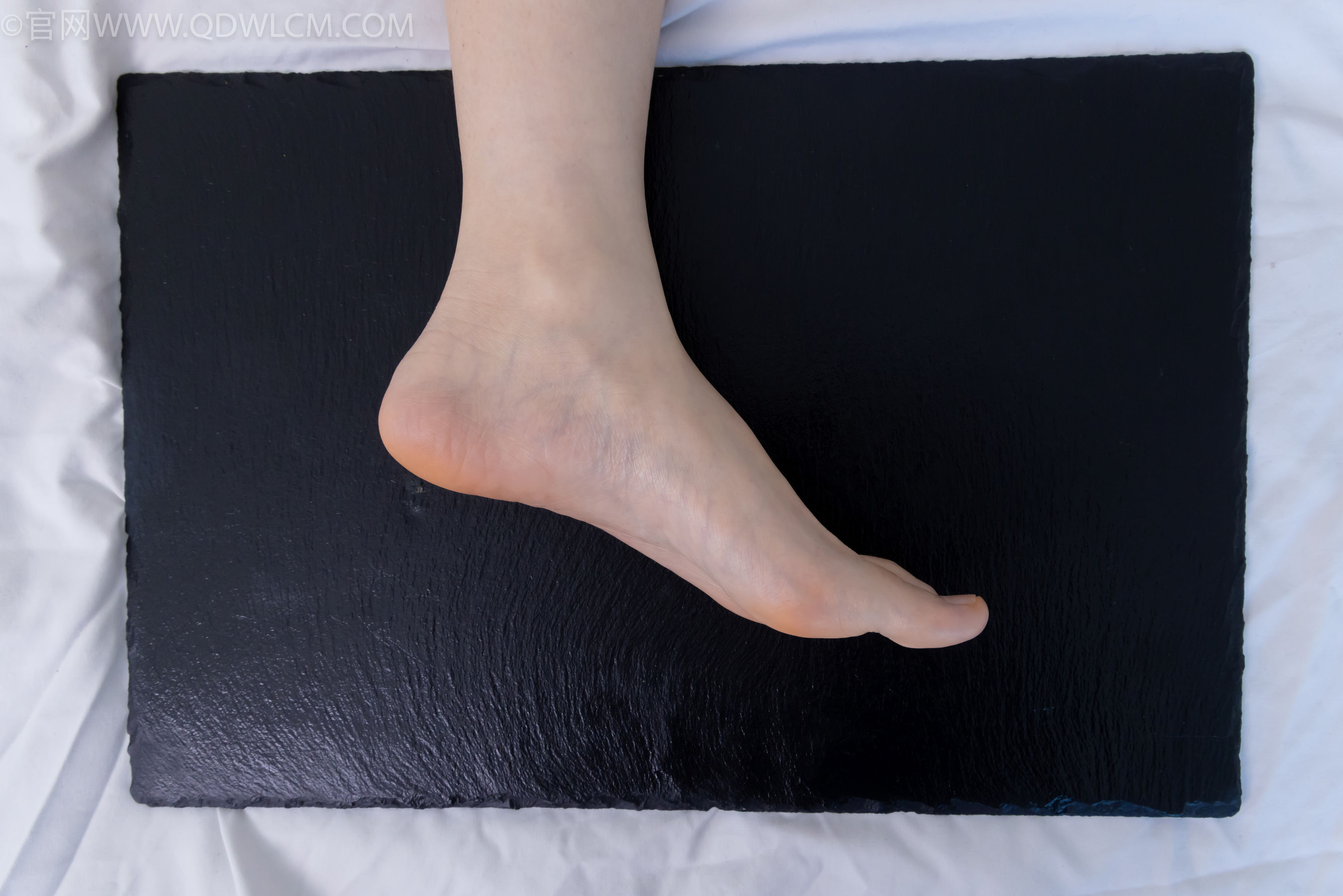 物恋传媒 No.2331 菜菜 - 高跟鞋、薄黑丝、裸足/(352P)