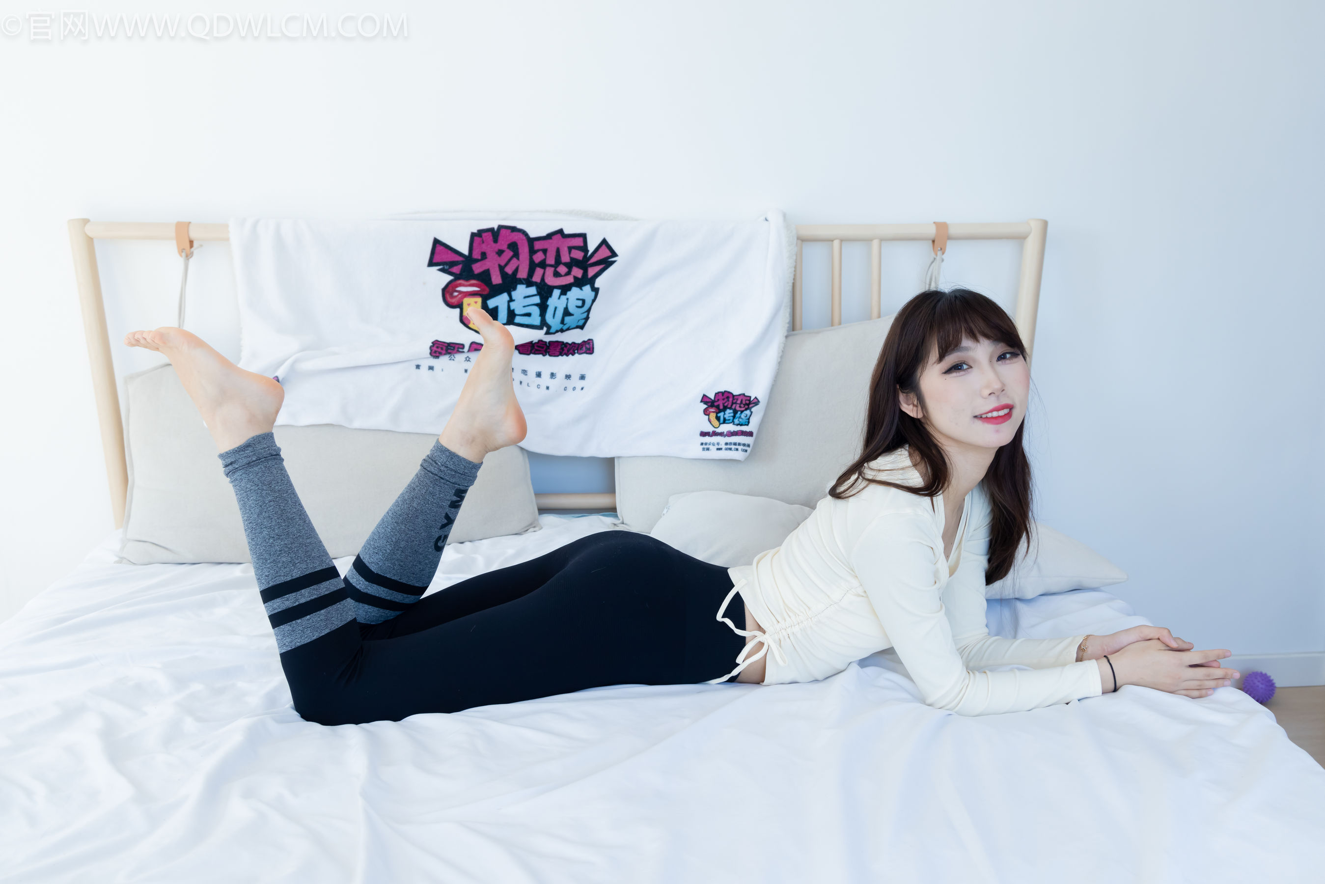 物恋传媒 No.2326 泡泡 - 高跟长靴、白棉袜、裸足/(184P)