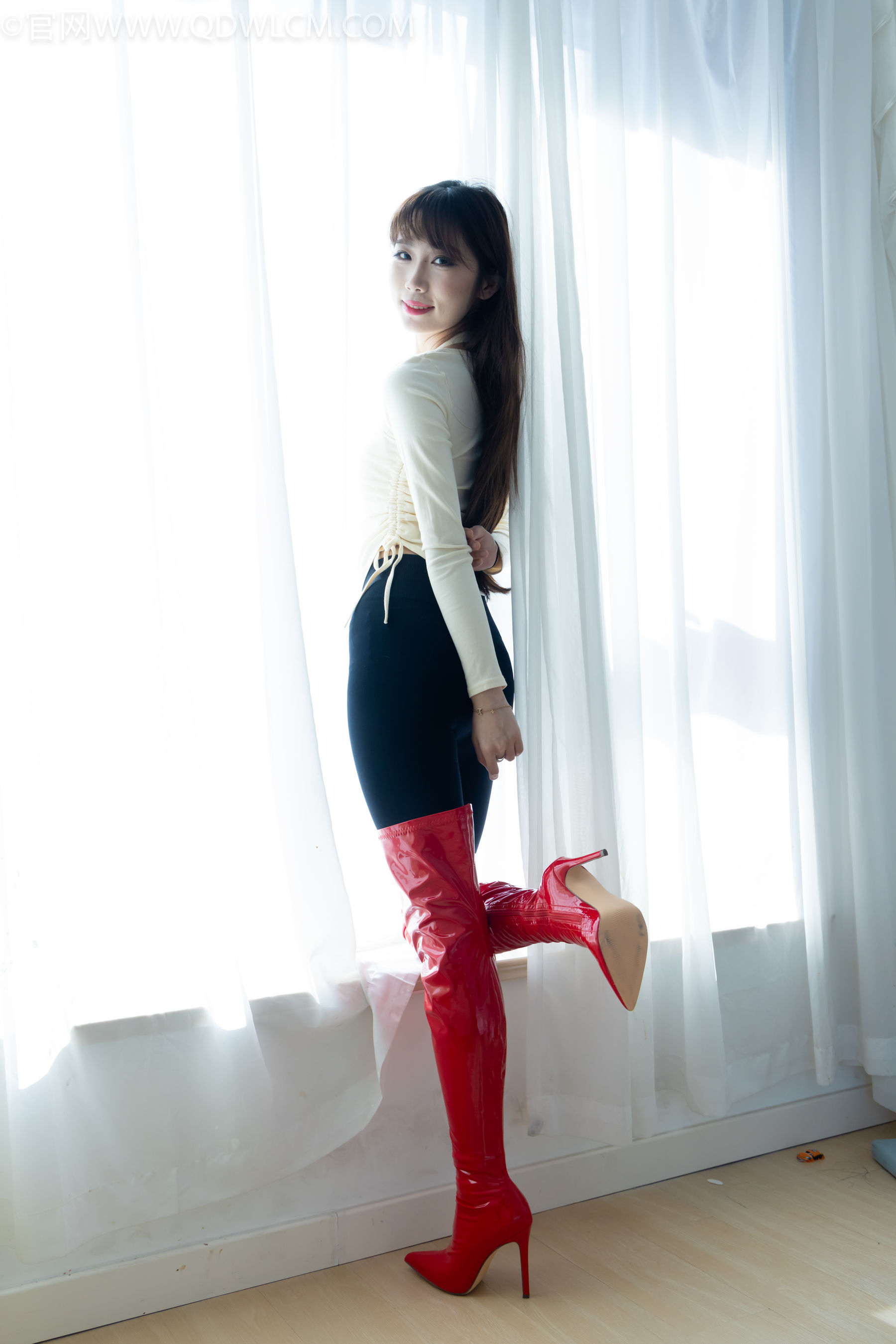 物恋传媒 No.2326 泡泡 - 高跟长靴、白棉袜、裸足/(184P)