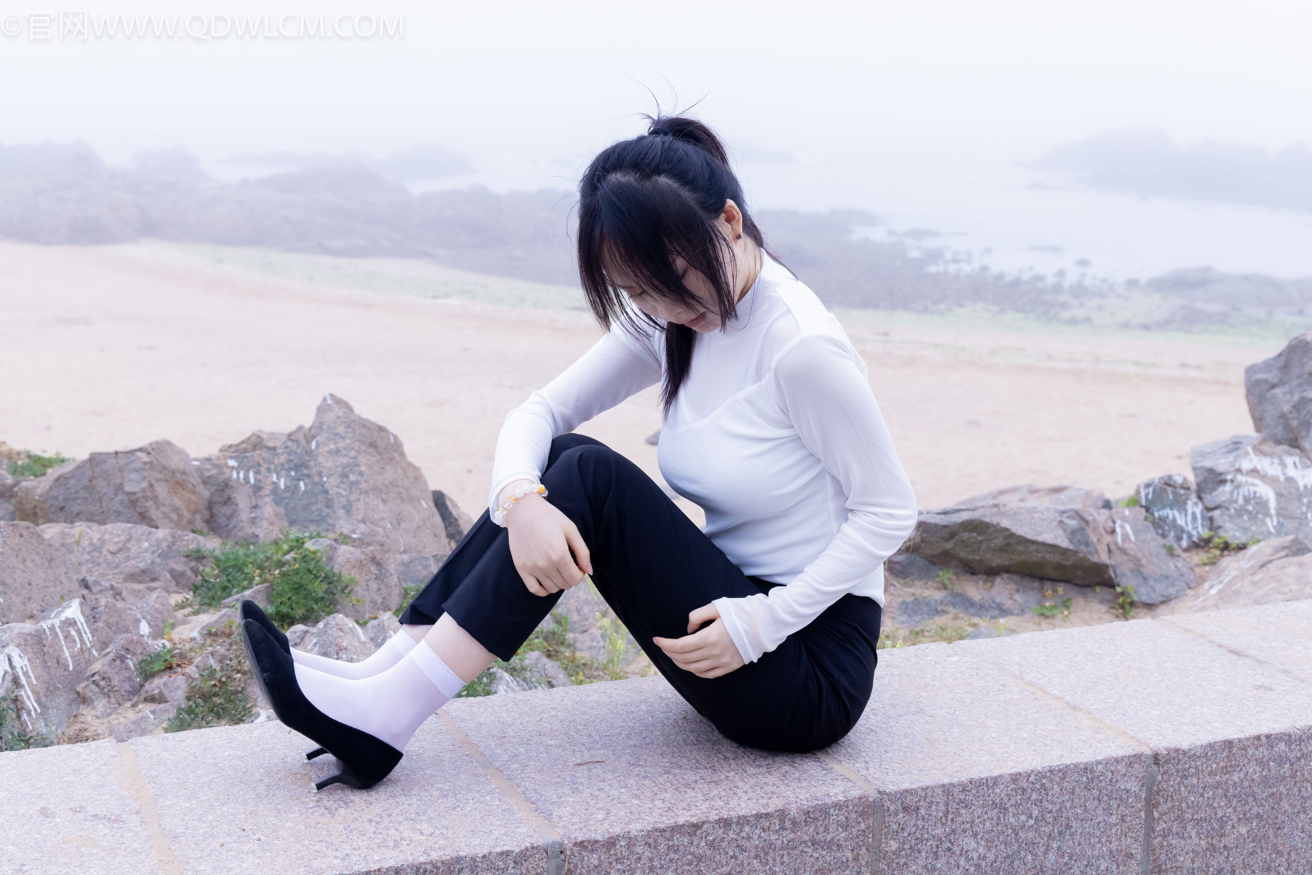 物恋传媒 No.2337 小酒 - 高跟鞋、短黑丝、短白丝/(315P)