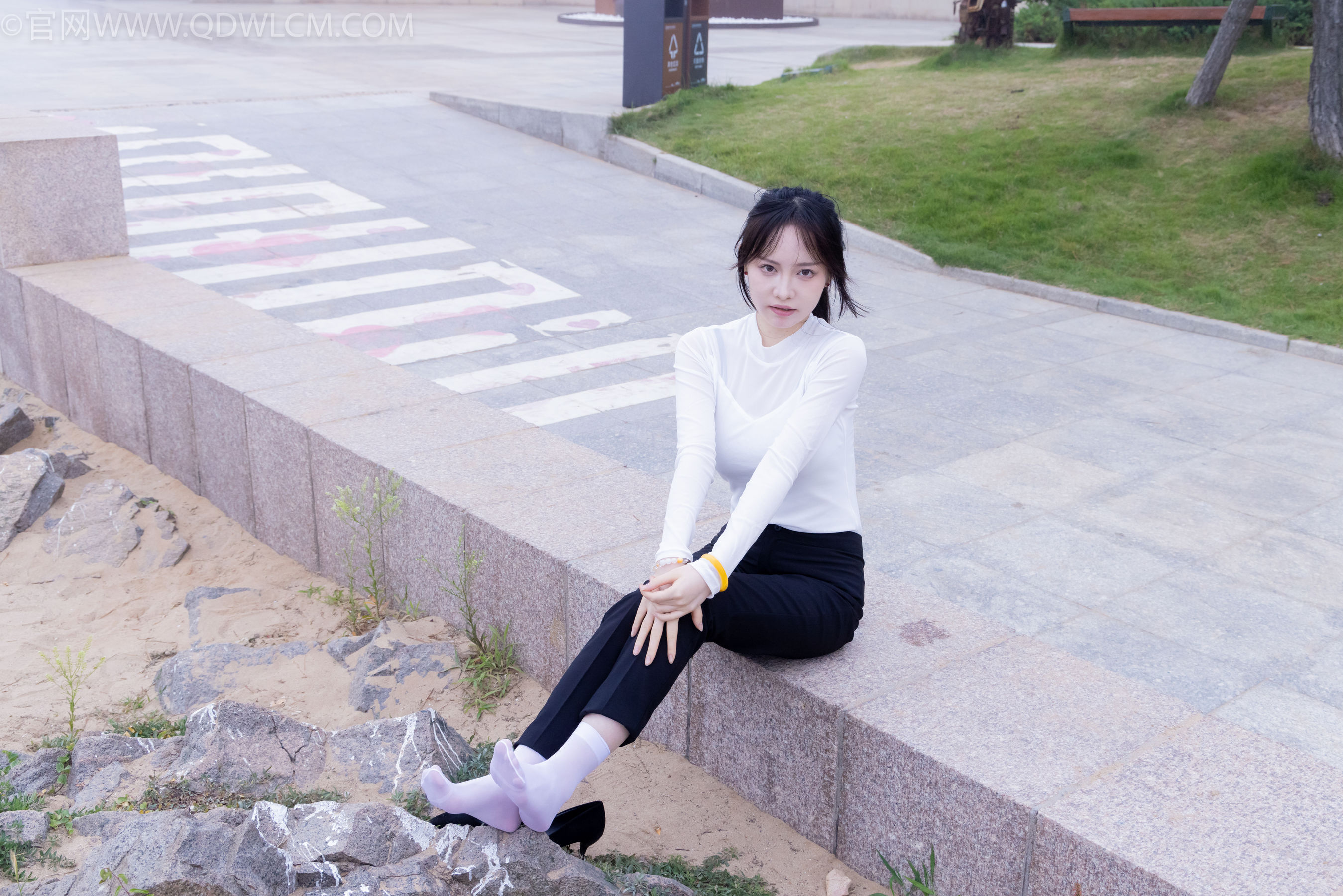 物恋传媒 No.2337 小酒 - 高跟鞋、短黑丝、短白丝/(315P)