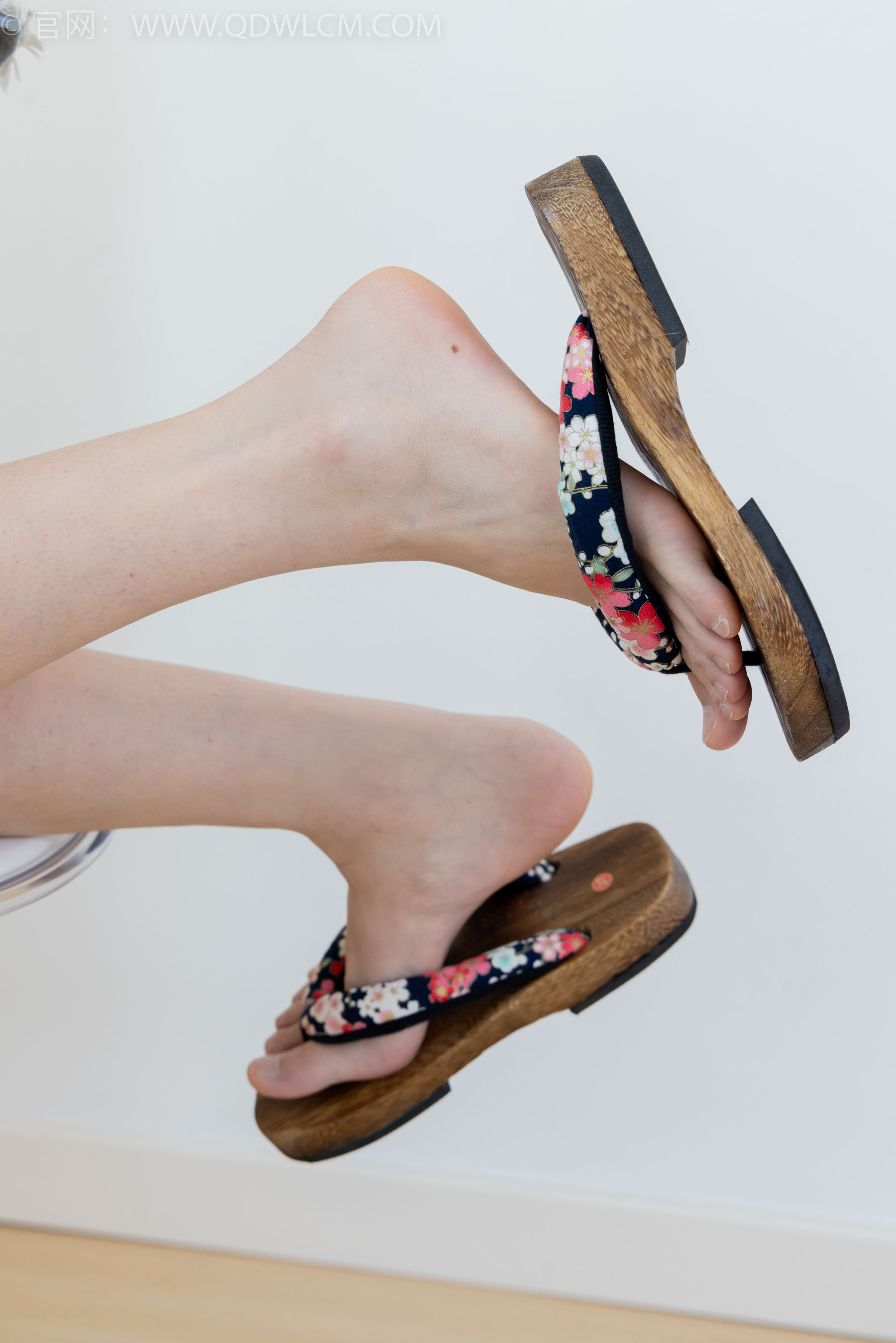 物恋传媒 No.2353 菜菜 - 木屐人字拖、薄黑丝、裸足/(155P)