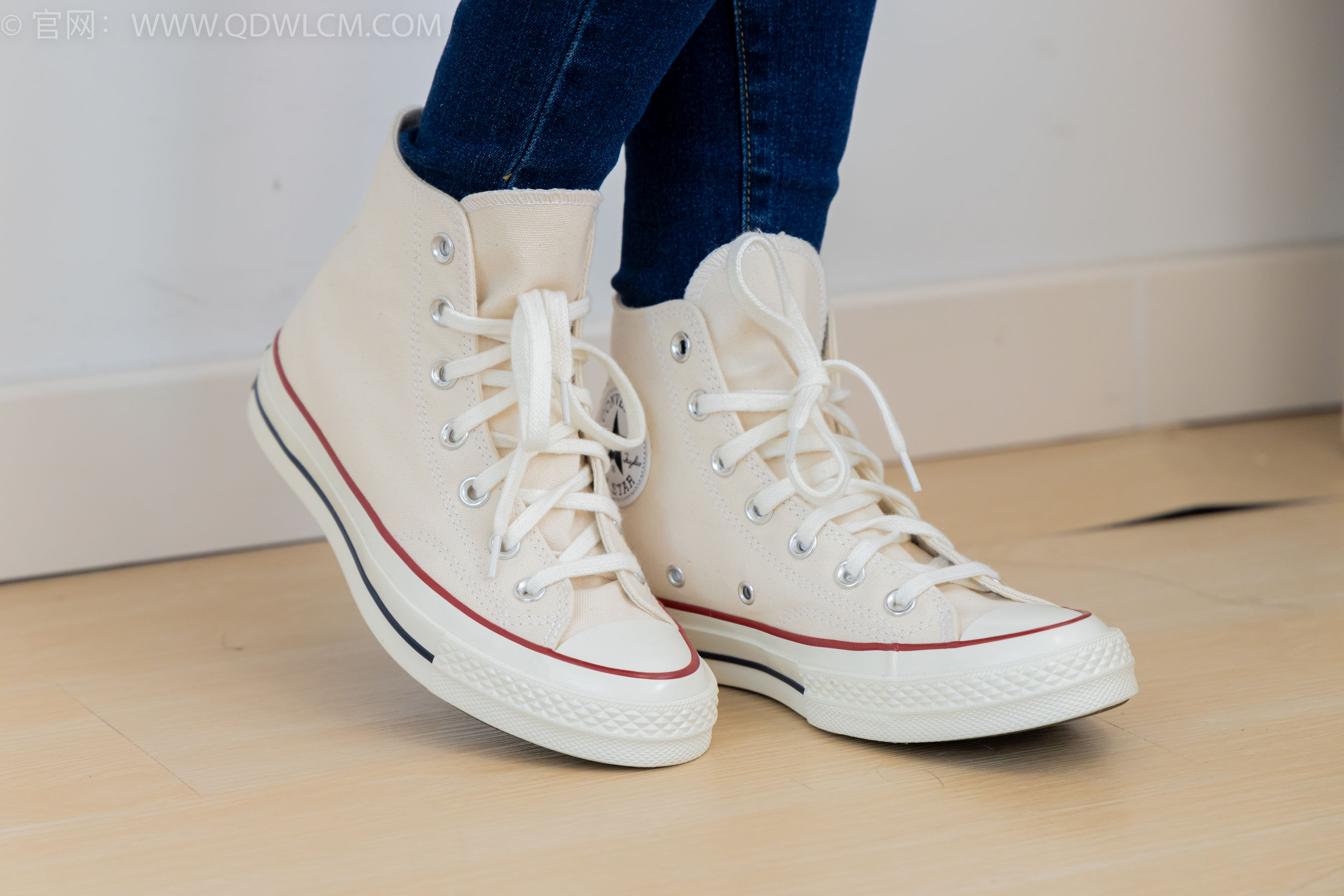 物恋传媒 No.2354 小悦 - 帆布鞋、白棉袜、裸足/(150P)