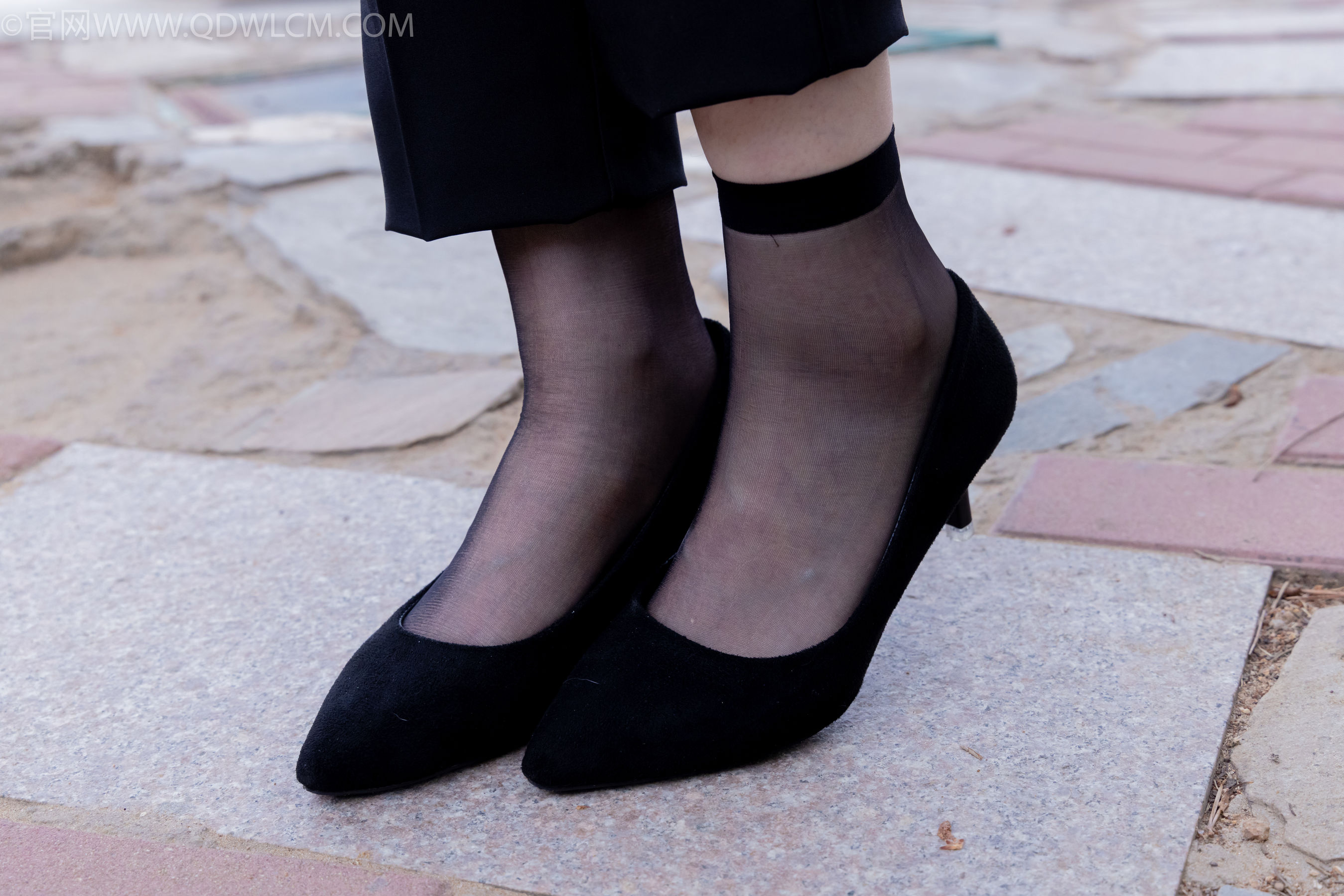 物恋传媒 No.2337 小酒 - 高跟鞋、短黑丝、短白丝/(315P)