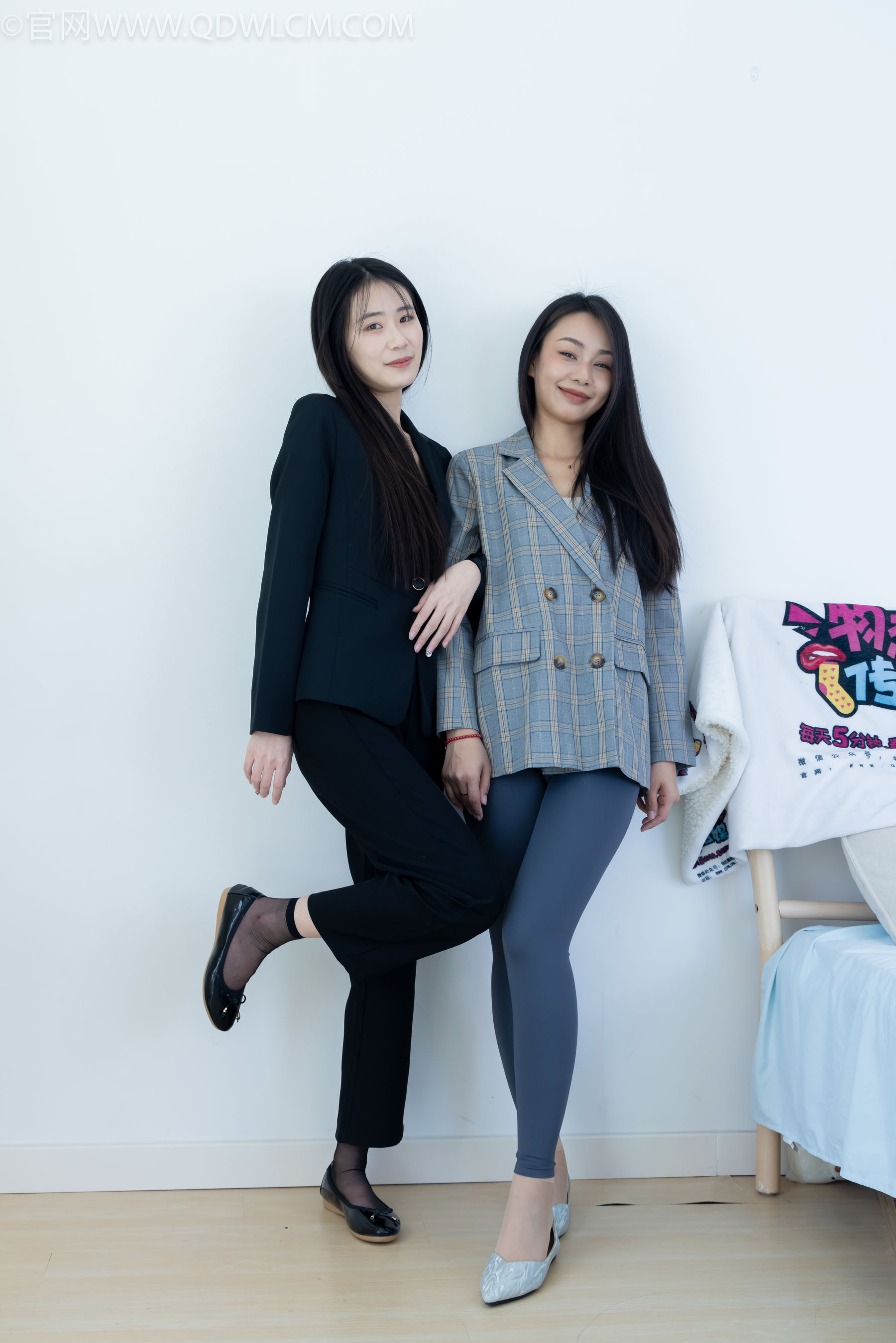 物恋传媒 No.2338 菜菜&岚岚 - 两双平底鞋、短黑丝、短肉丝/(169P)