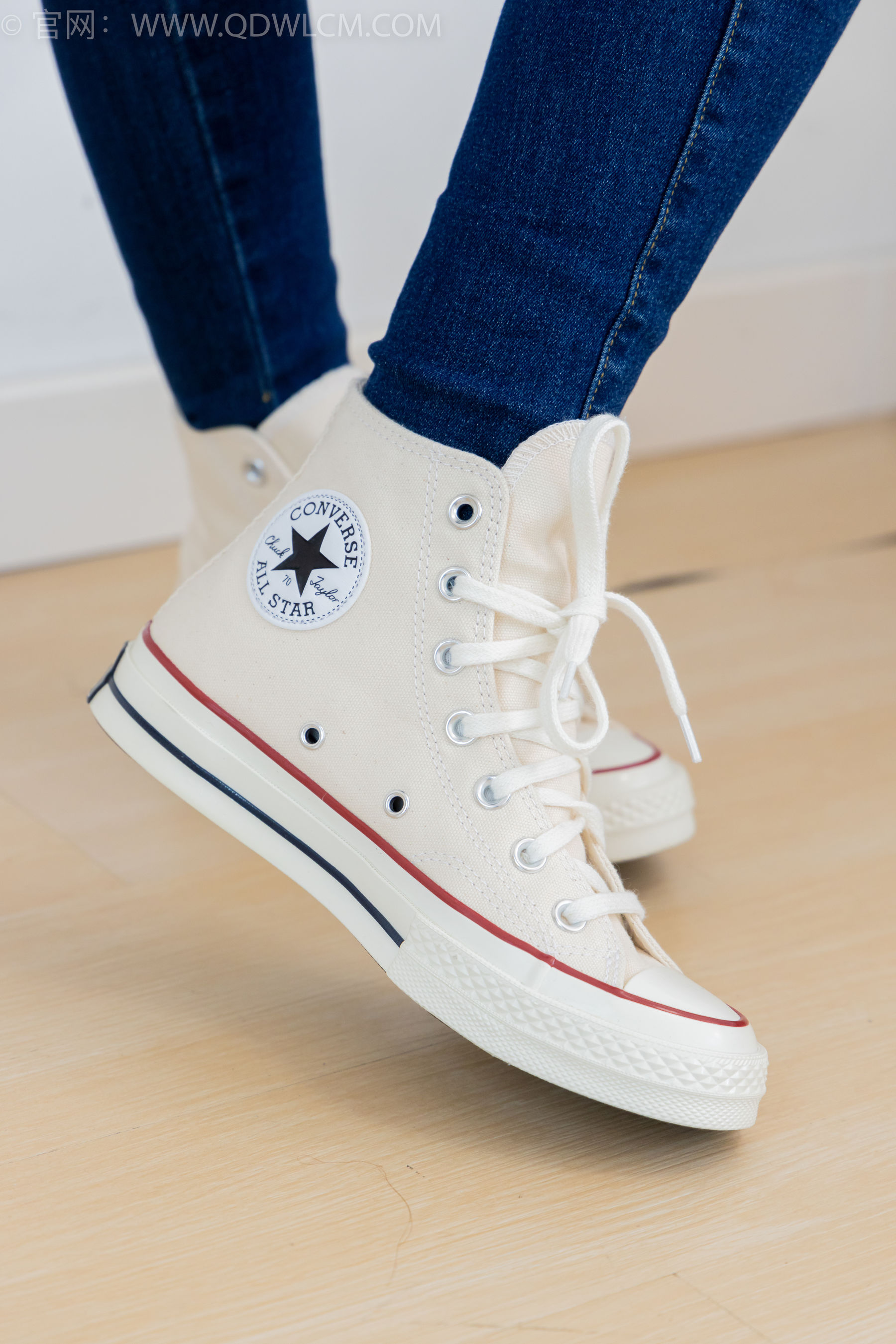 物恋传媒 No.2354 小悦 - 帆布鞋、白棉袜、裸足/(150P)