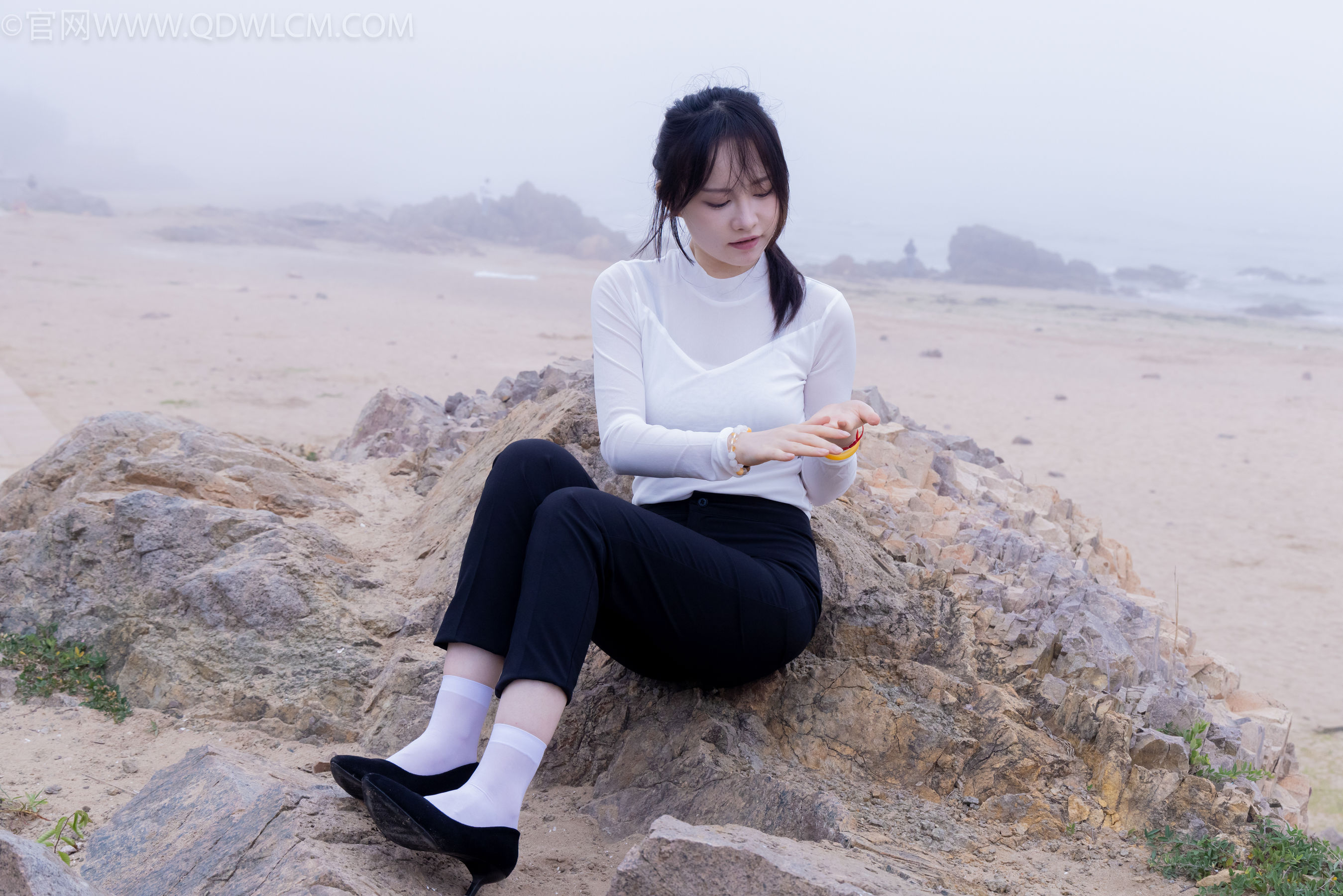 物恋传媒 No.2337 小酒 - 高跟鞋、短黑丝、短白丝/(315P)