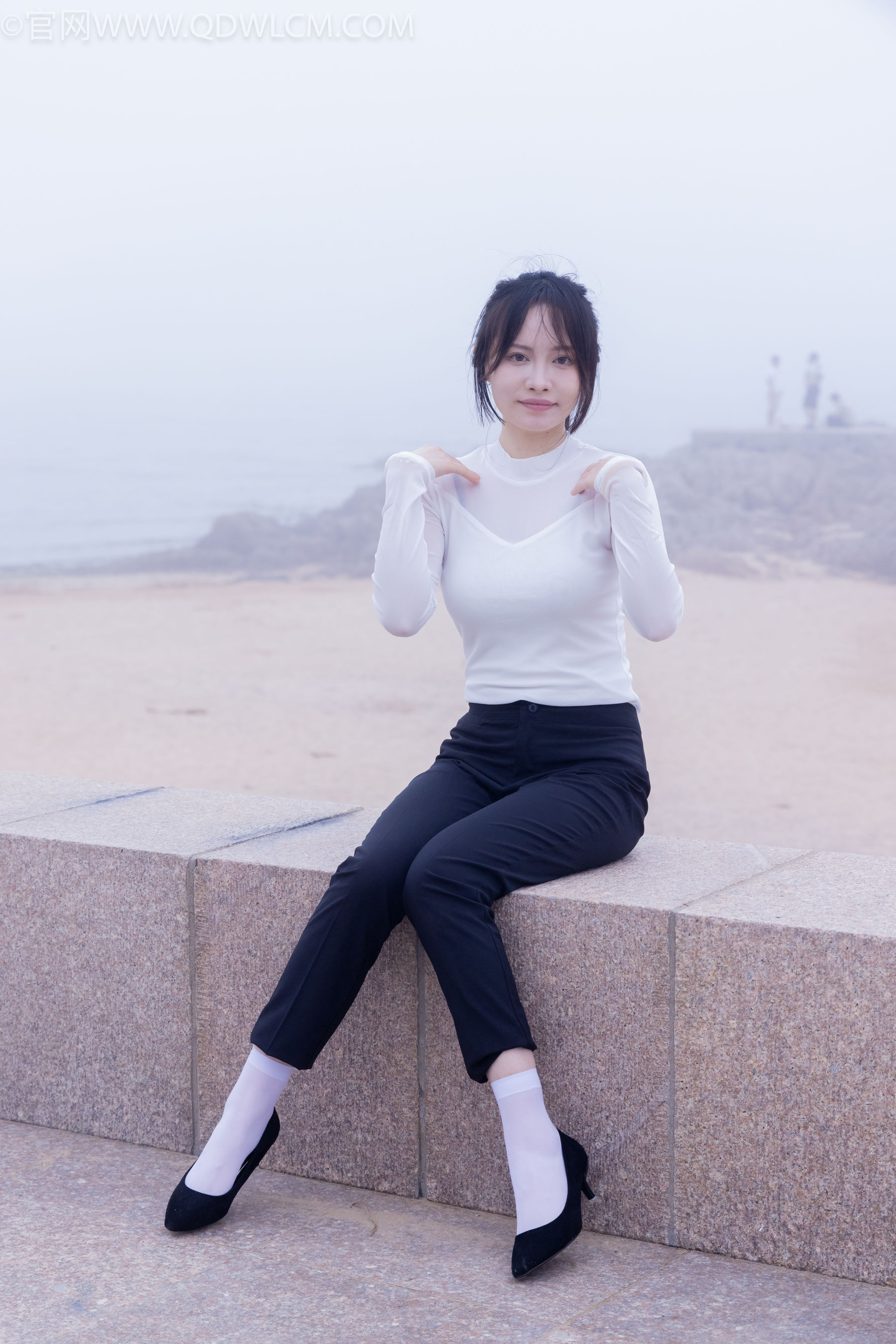 物恋传媒 No.2337 小酒 - 高跟鞋、短黑丝、短白丝/(315P)