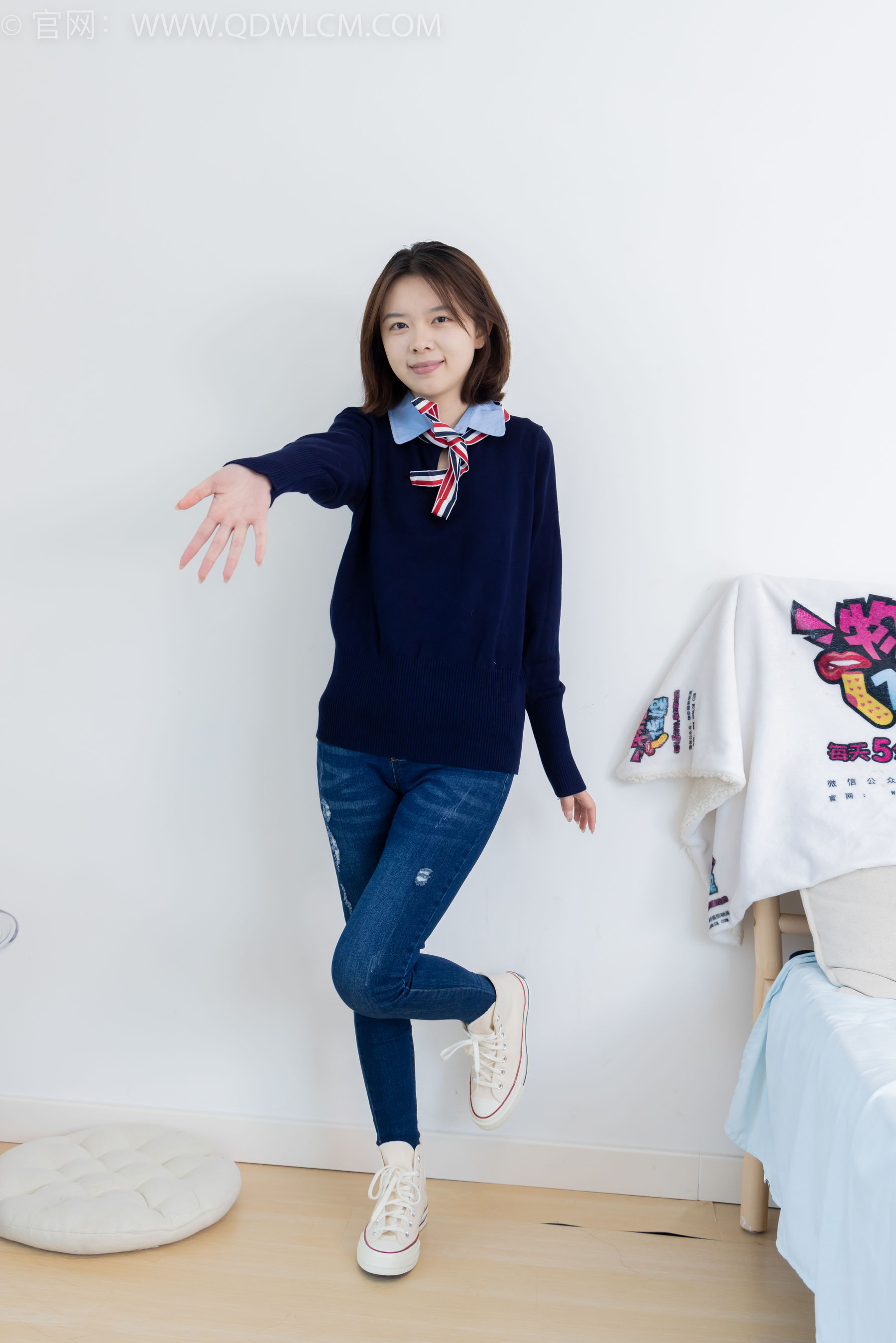 物恋传媒 No.2354 小悦 - 帆布鞋、白棉袜、裸足/(150P)