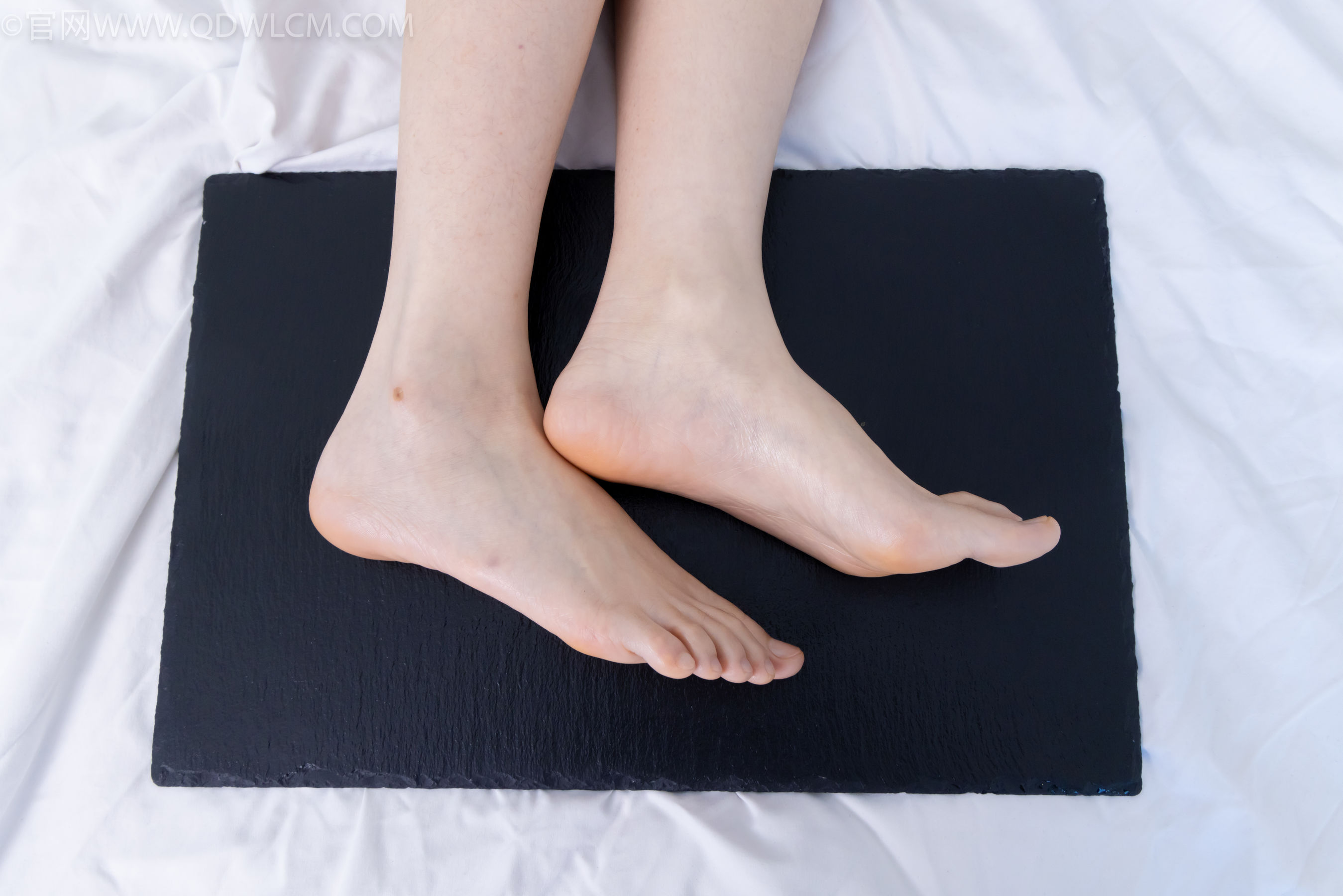 物恋传媒 No.2331 菜菜 - 高跟鞋、薄黑丝、裸足/(352P)