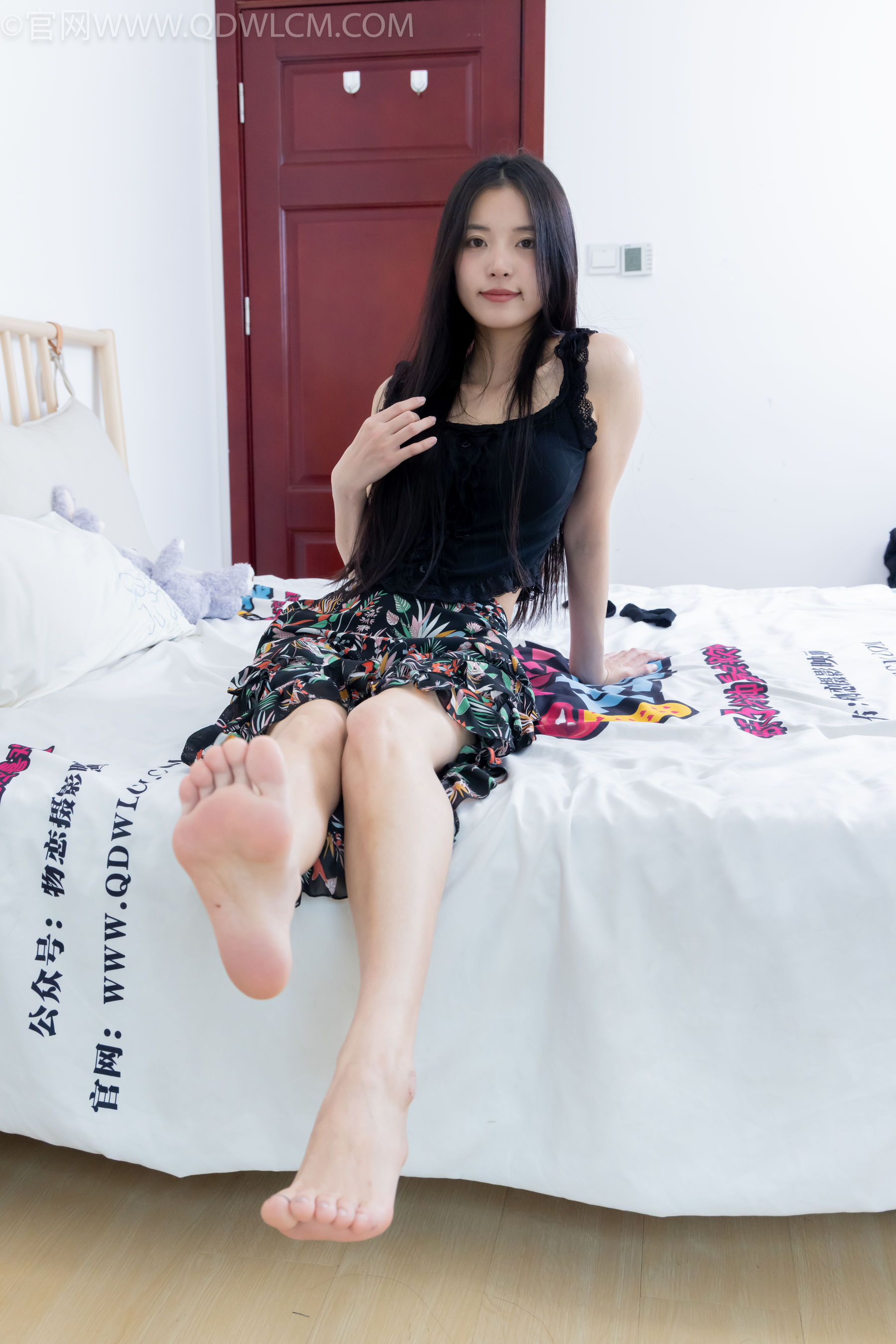 物恋传媒 No.2332 茯苓 - 短靴、短黑丝、裸足/(184P)