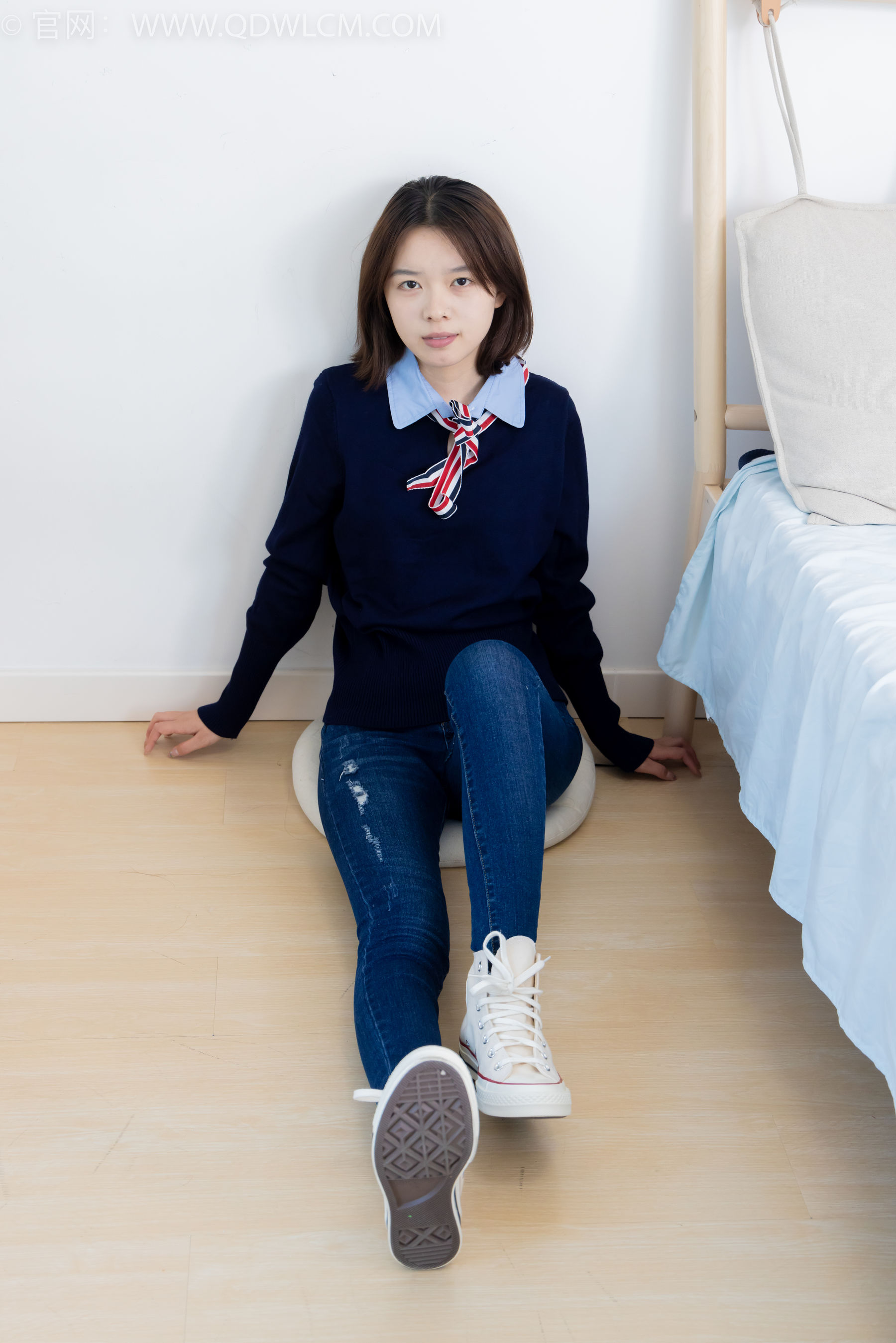 物恋传媒 No.2354 小悦 - 帆布鞋、白棉袜、裸足/(150P)