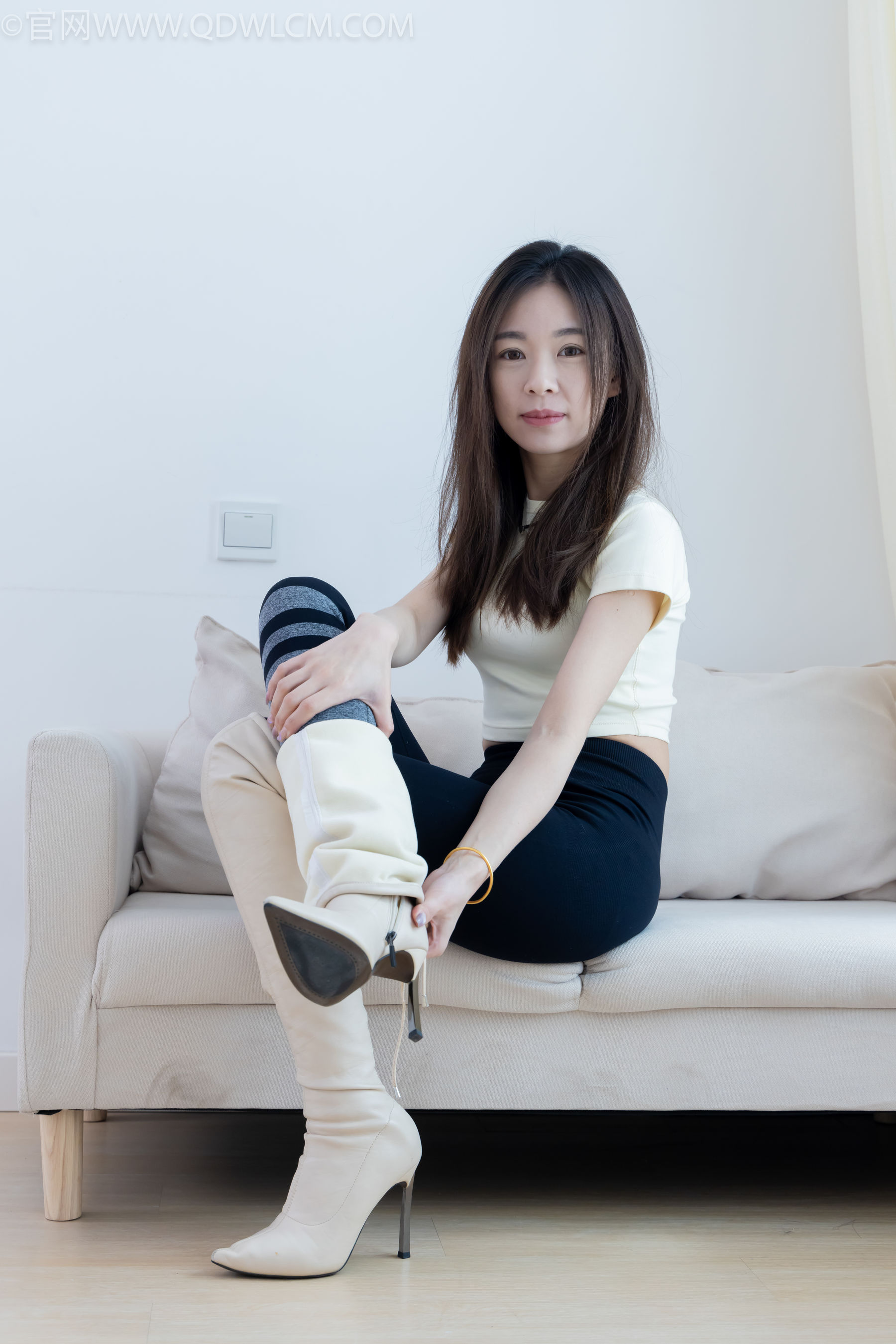 物恋传媒 No.2339 婷婷 - 长靴、白棉袜、裸足/(175P)