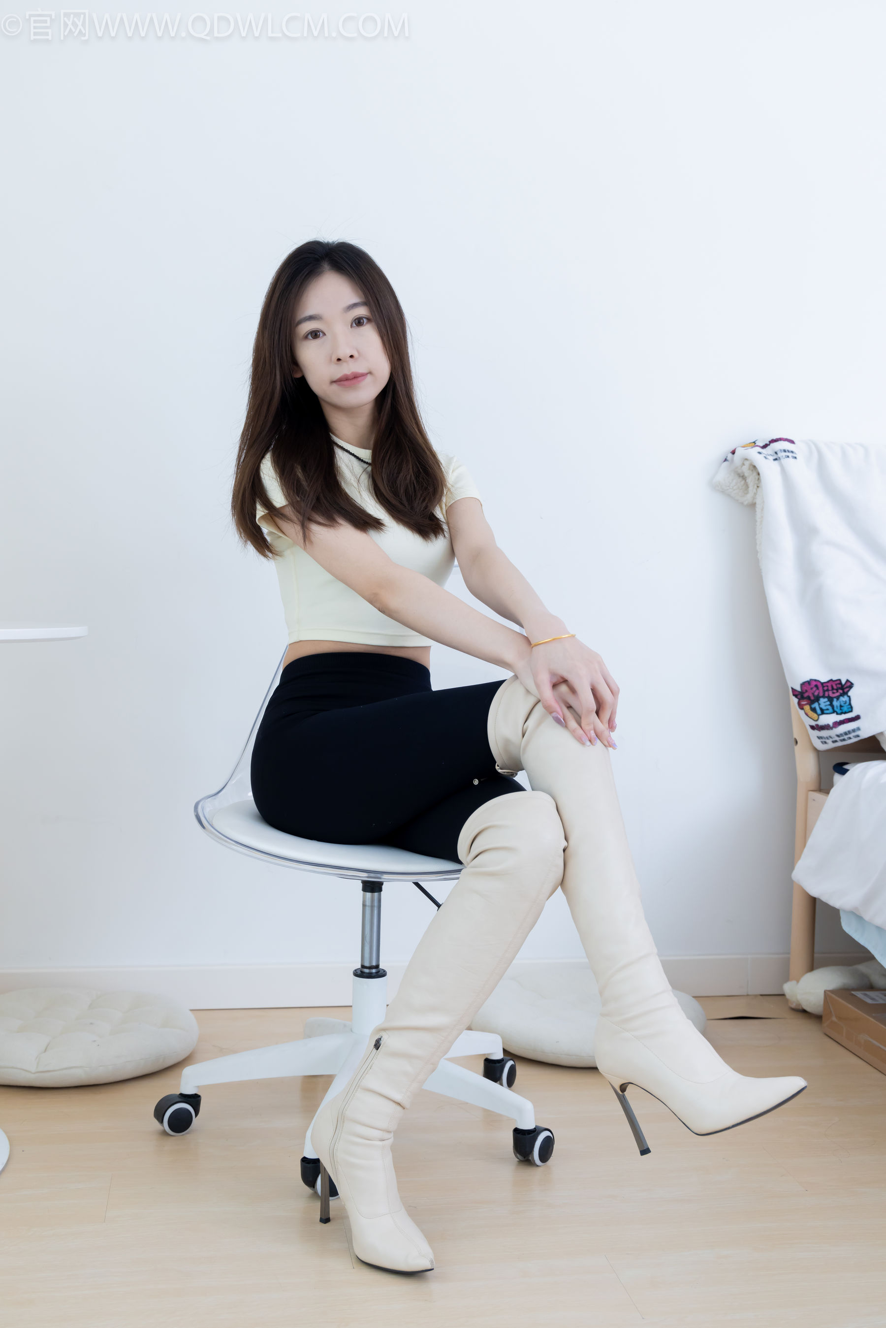 物恋传媒 No.2339 婷婷 - 长靴、白棉袜、裸足/(175P)