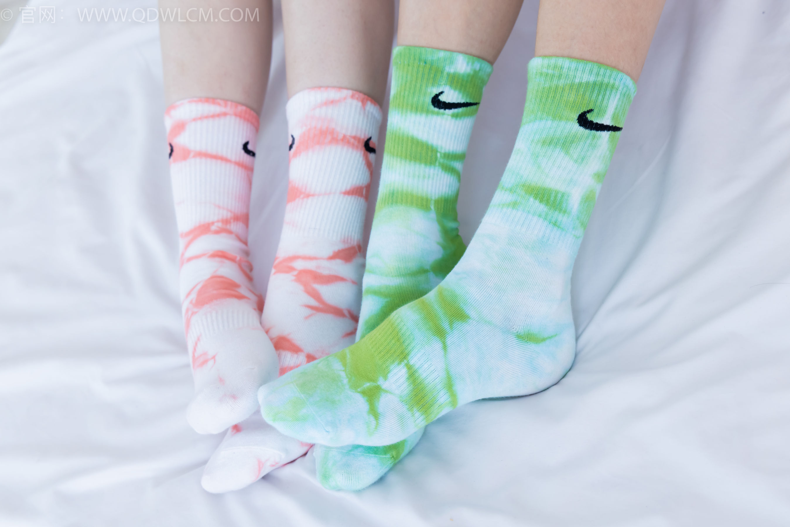 物恋传媒 No.2345 茯苓&恬恬 - 两双板鞋、红棉袜、绿棉袜、裸足/(165P)