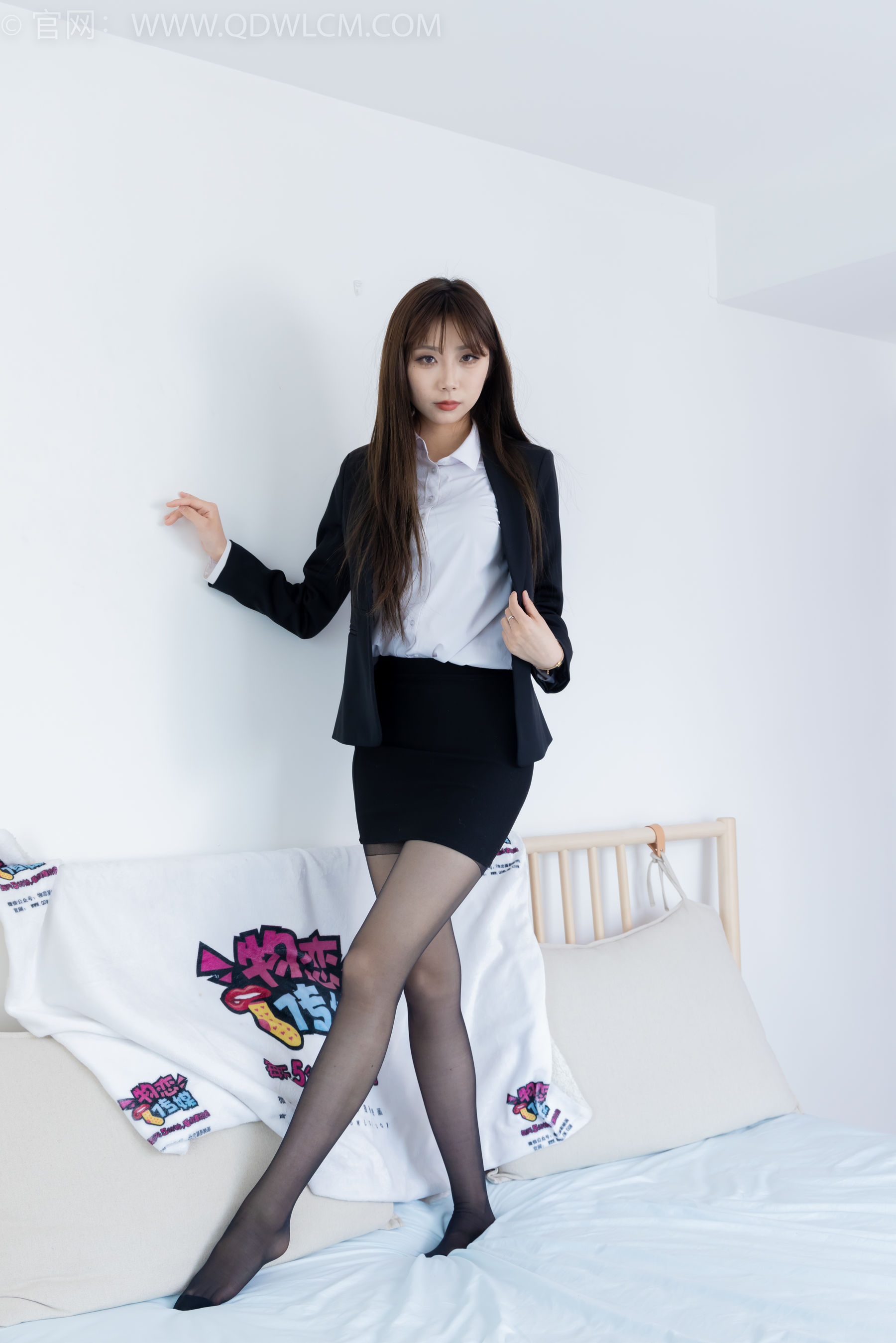 物恋传媒 No.2344 泡泡 - 短靴、薄黑丝、ol制服、高冷不笑御姐版/(150P)