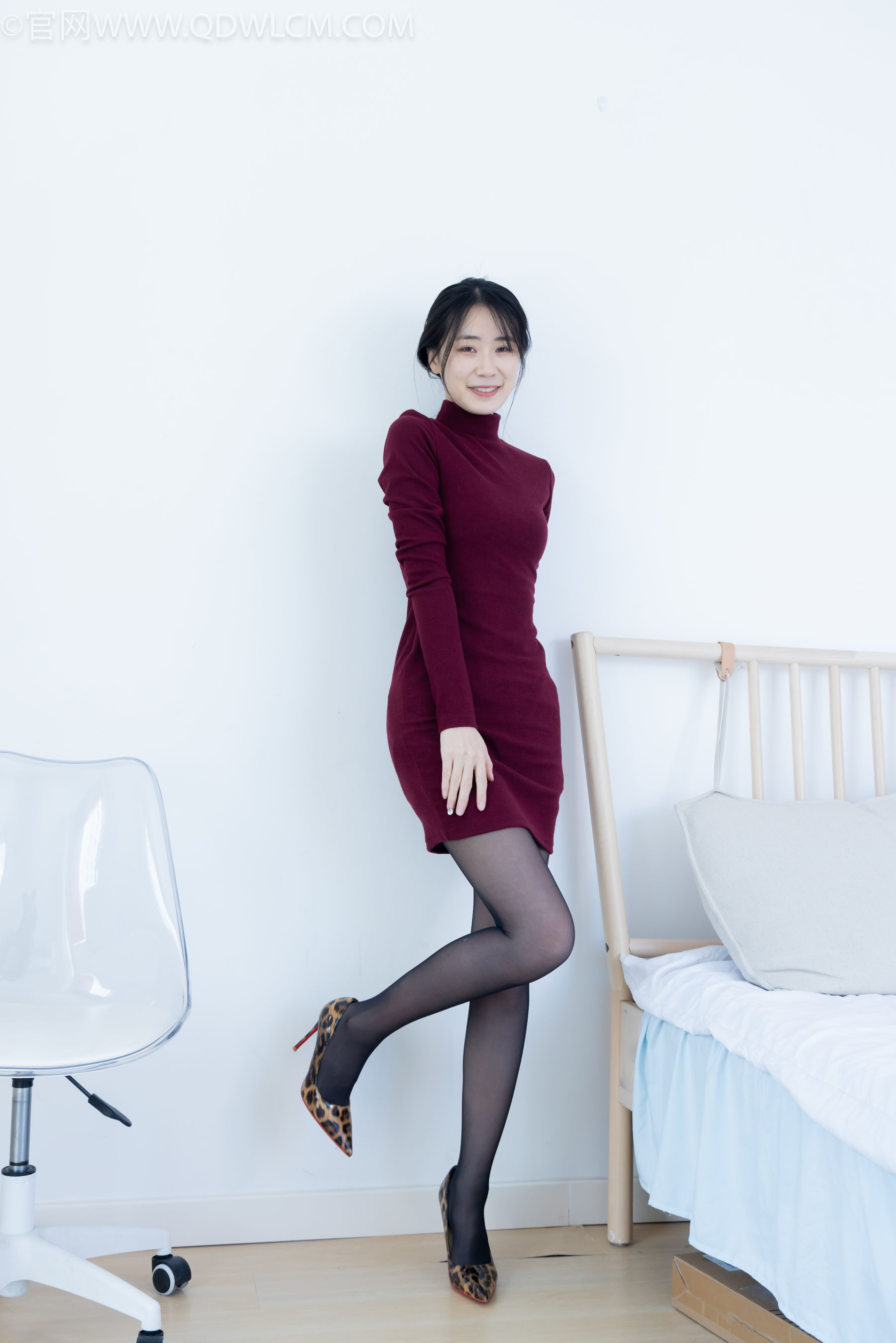 物恋传媒 No.2331 菜菜 - 高跟鞋、薄黑丝、裸足/(352P)