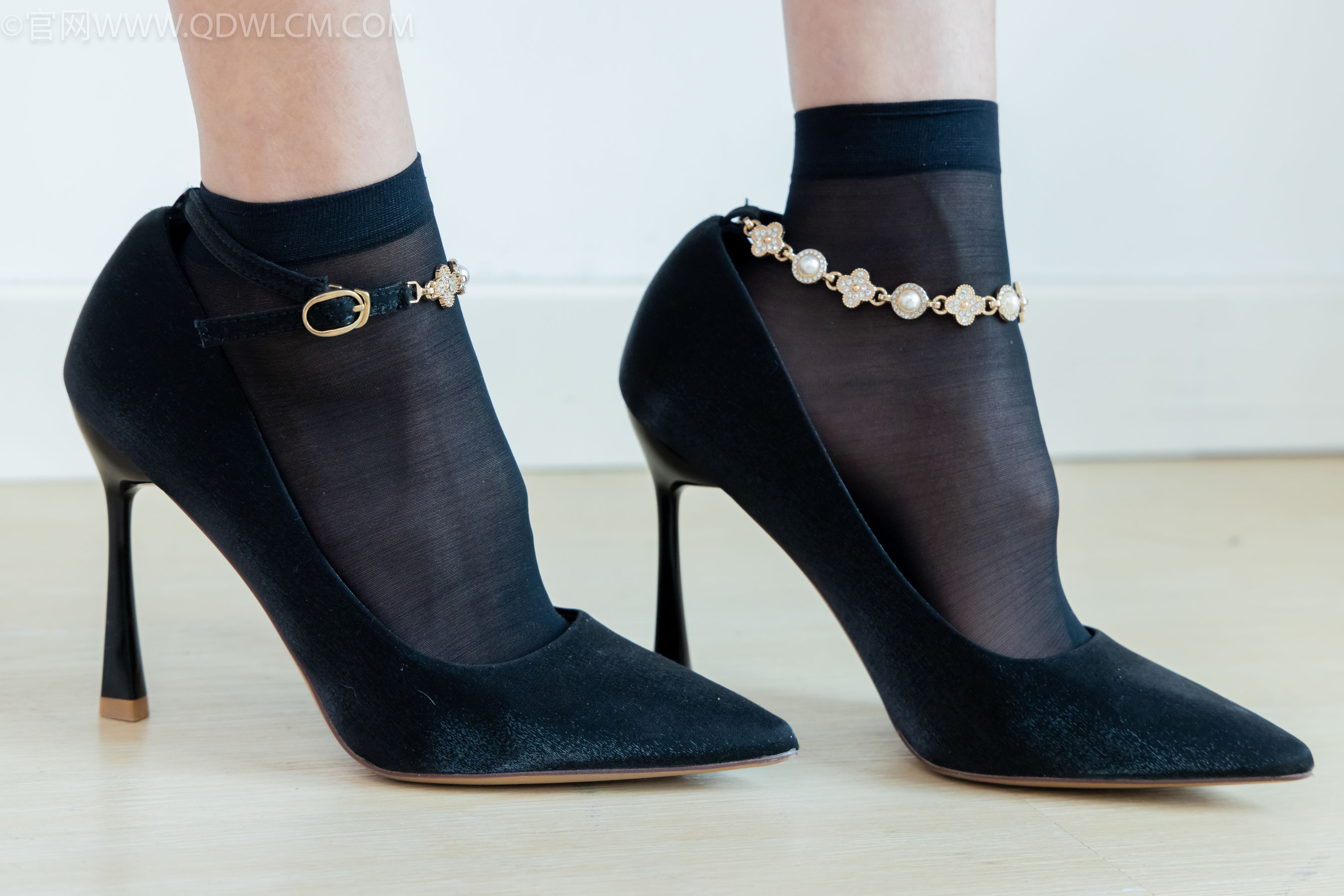 物恋传媒 No.2332 茯苓 - 短靴、短黑丝、裸足/(184P)