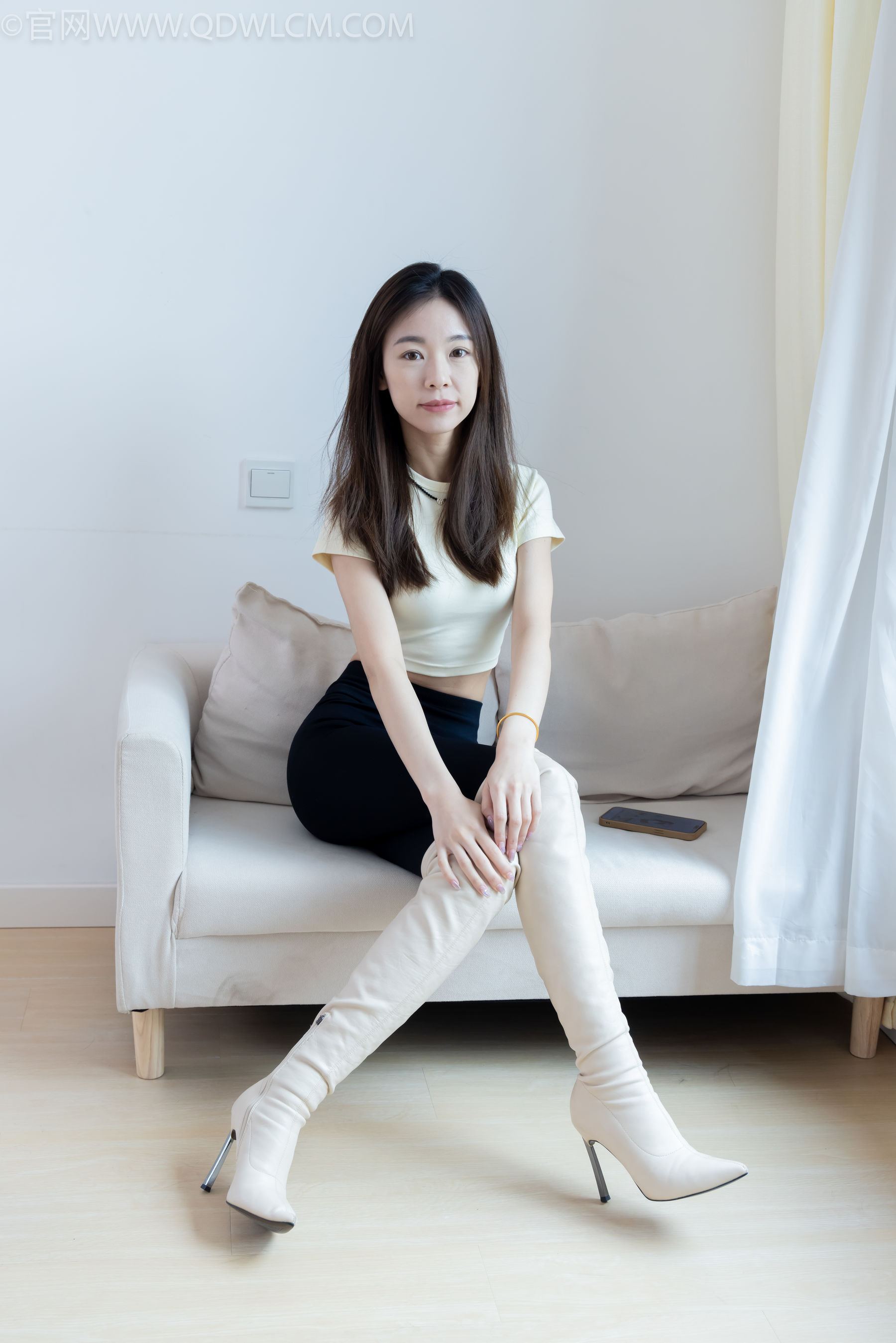 物恋传媒 No.2339 婷婷 - 长靴、白棉袜、裸足/(175P)