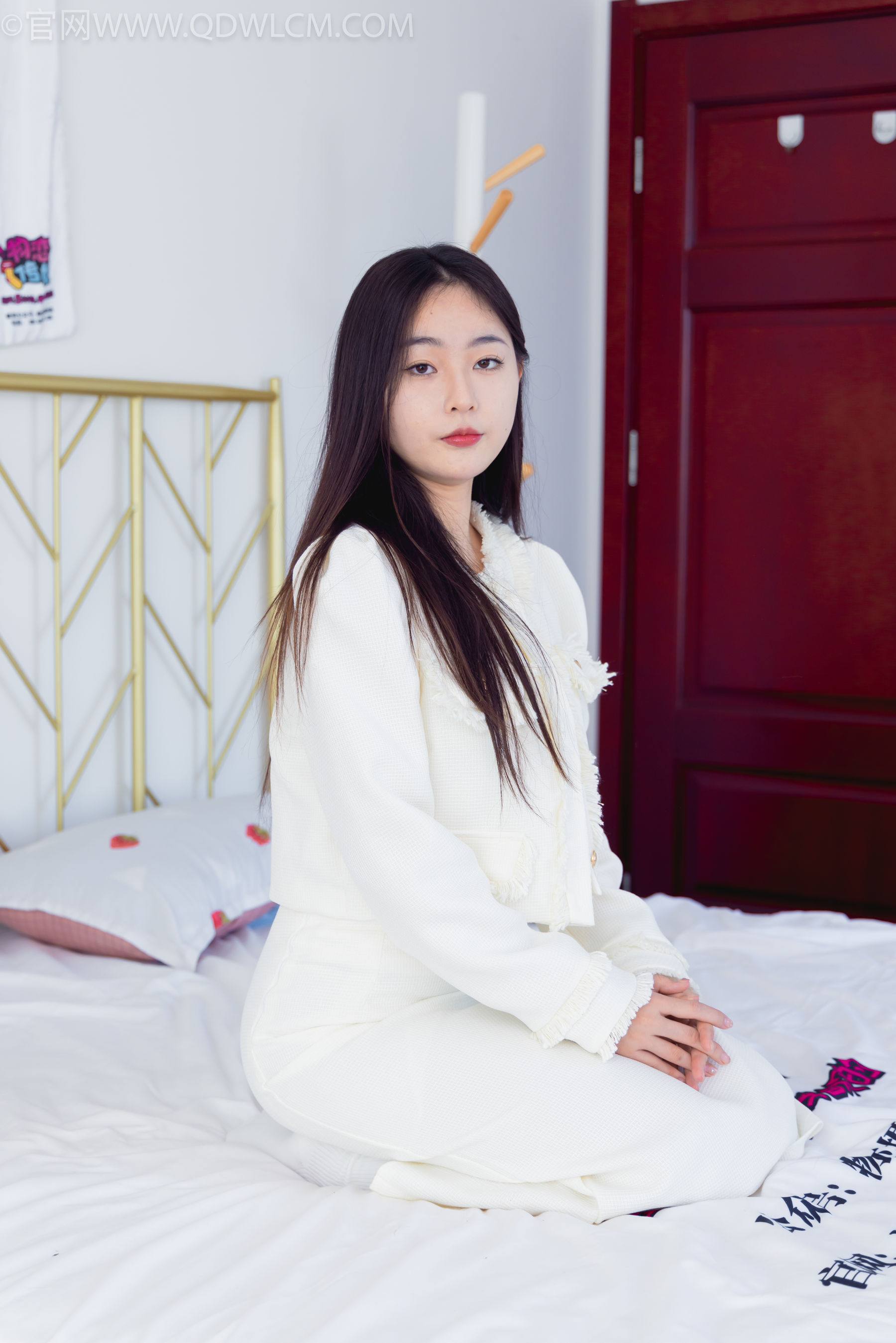 物恋传媒 No.2335 美兔 - 布鞋、长靴、白棉袜、薄肉丝/(227P)