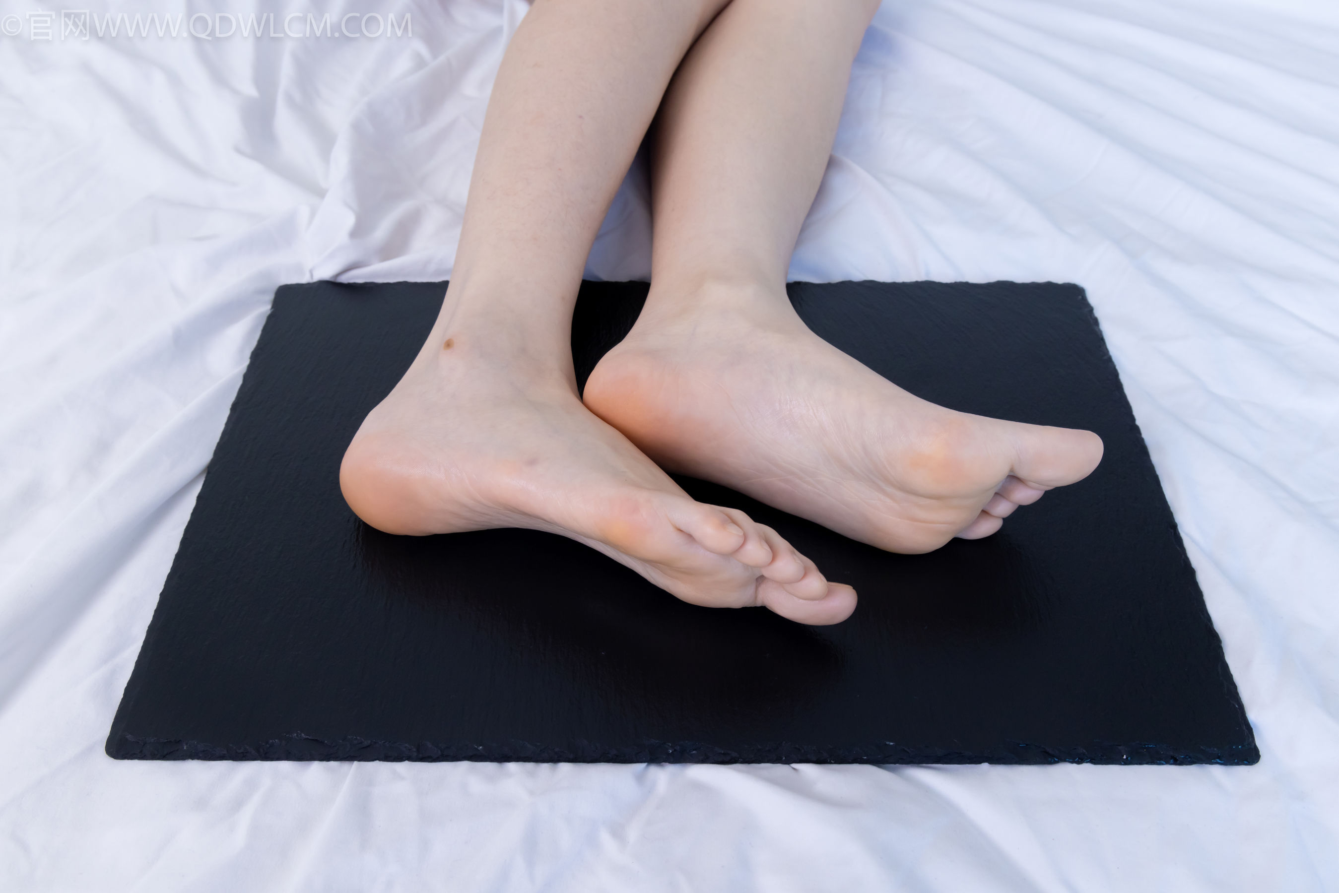 物恋传媒 No.2331 菜菜 - 高跟鞋、薄黑丝、裸足/(352P)