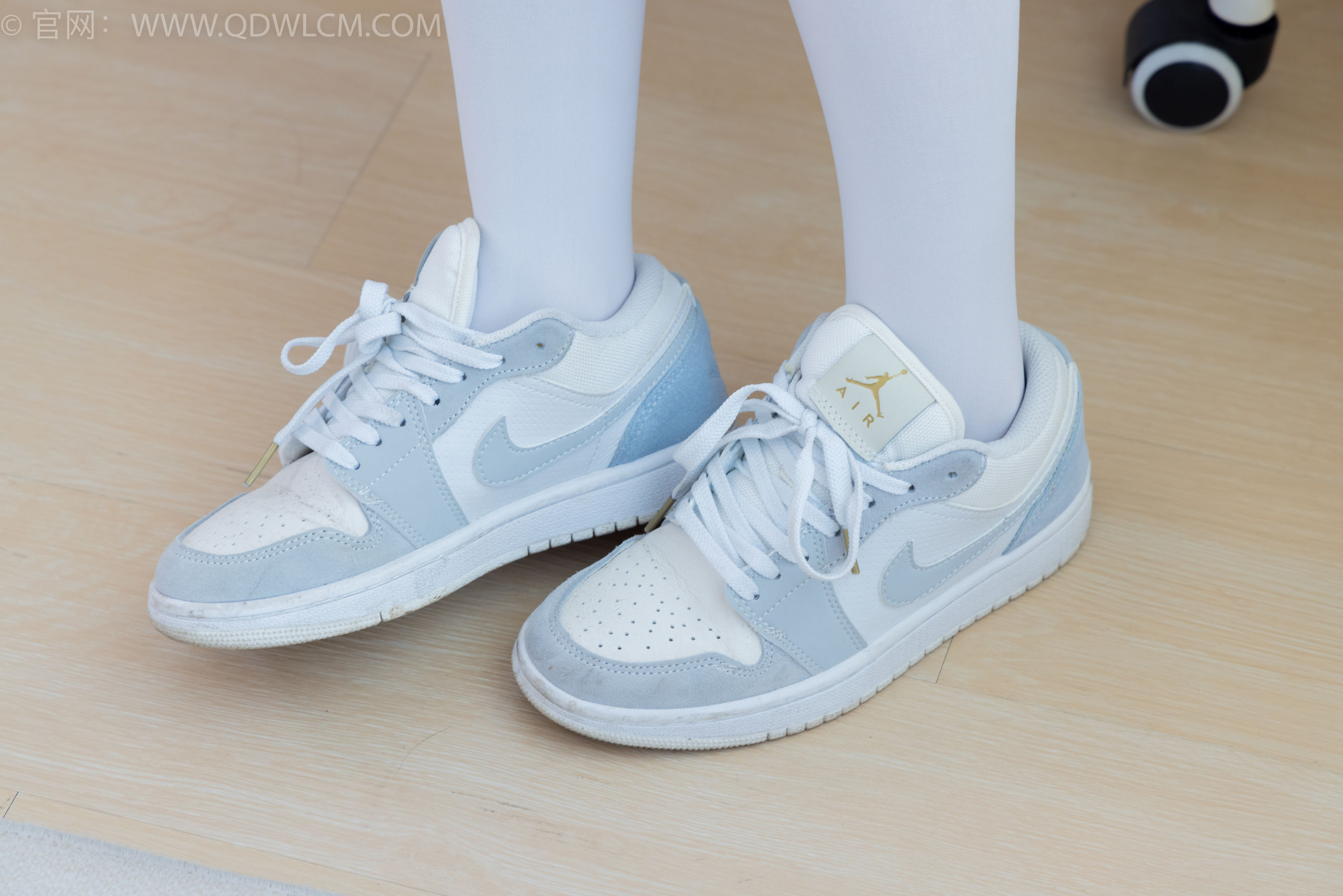 物恋传媒 No.2347 米米 - 板鞋、自然穿脏厚白丝、护士服/(170P)