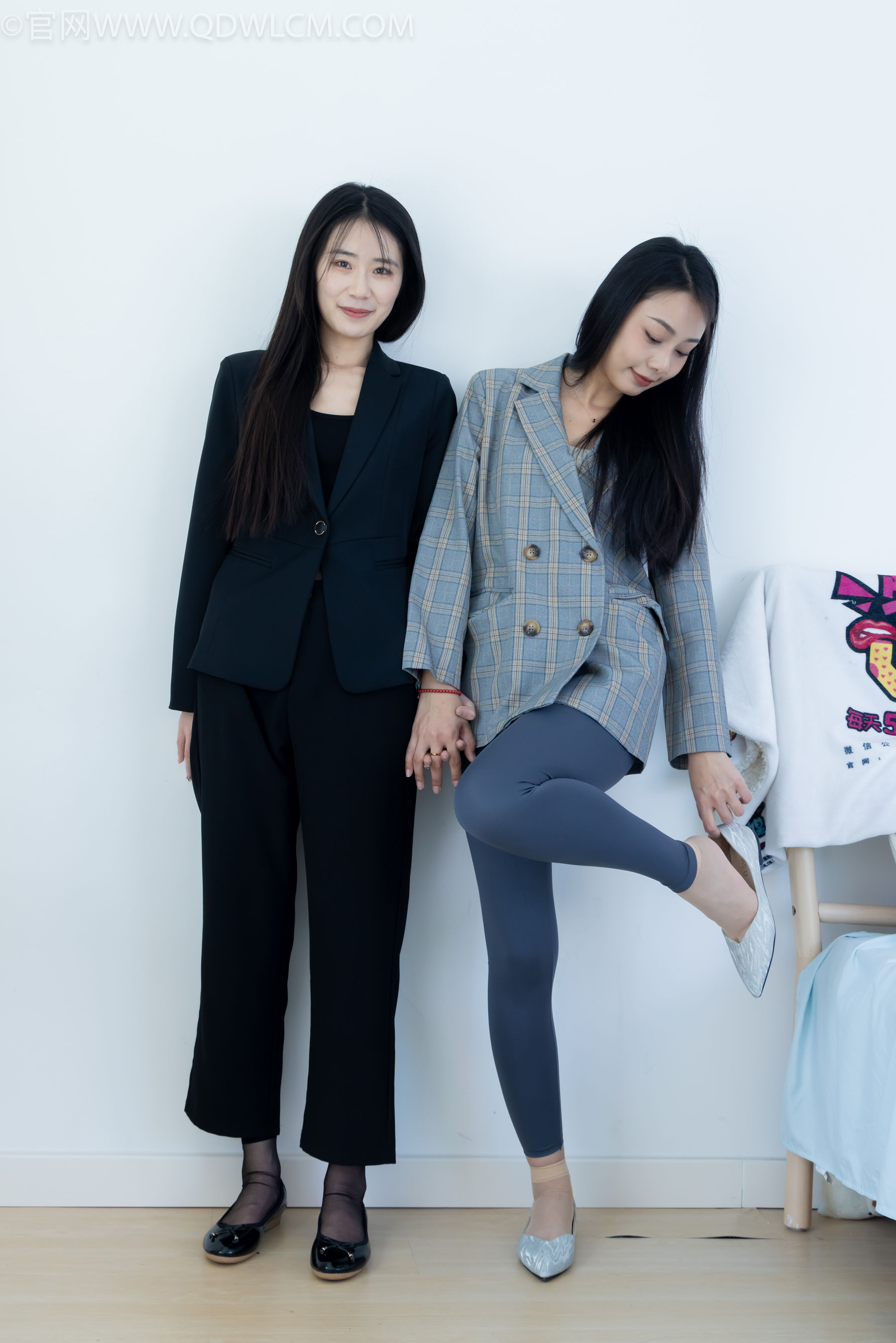 物恋传媒 No.2338 菜菜&岚岚 - 两双平底鞋、短黑丝、短肉丝/(169P)