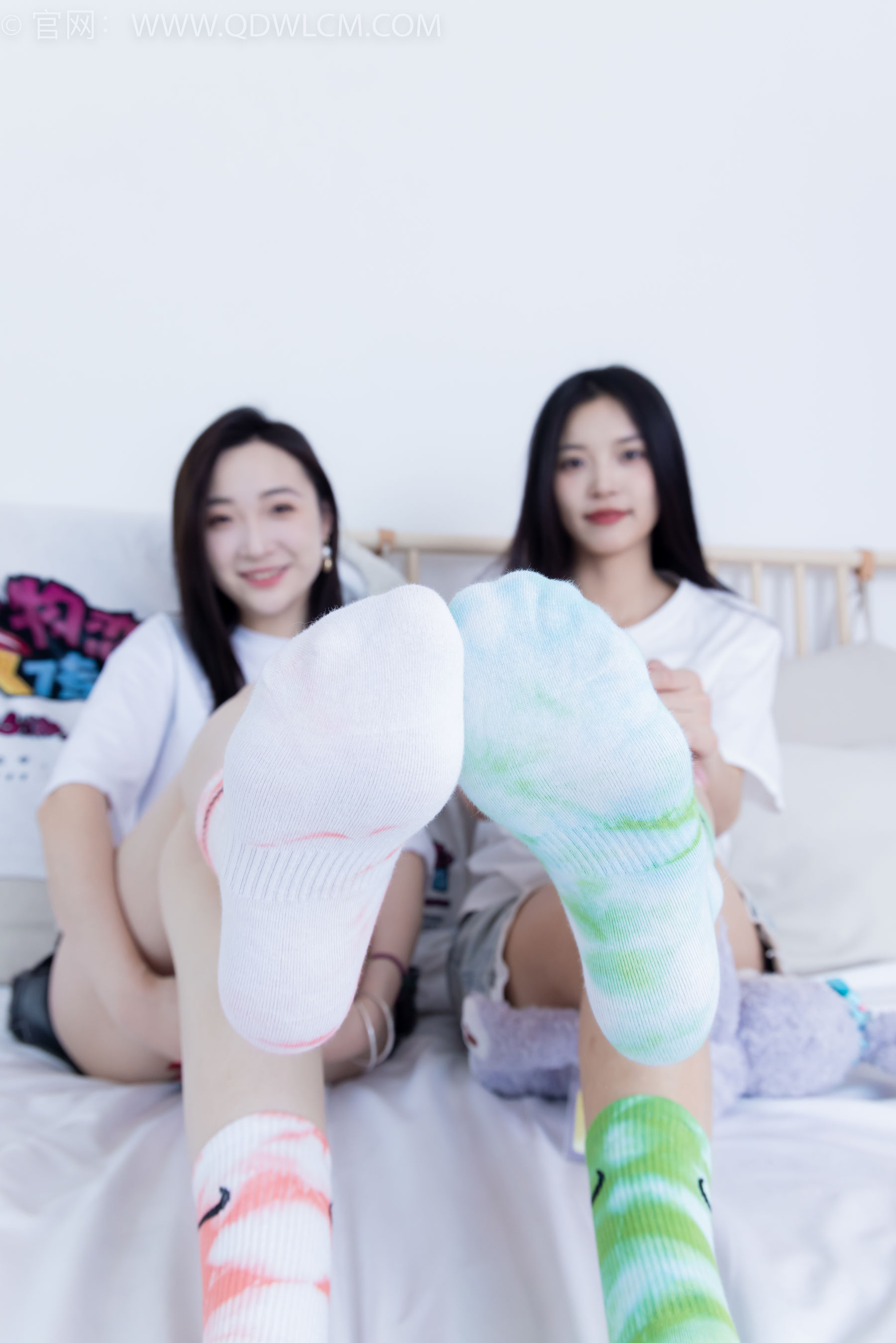 物恋传媒 No.2345 茯苓&恬恬 - 两双板鞋、红棉袜、绿棉袜、裸足/(165P)