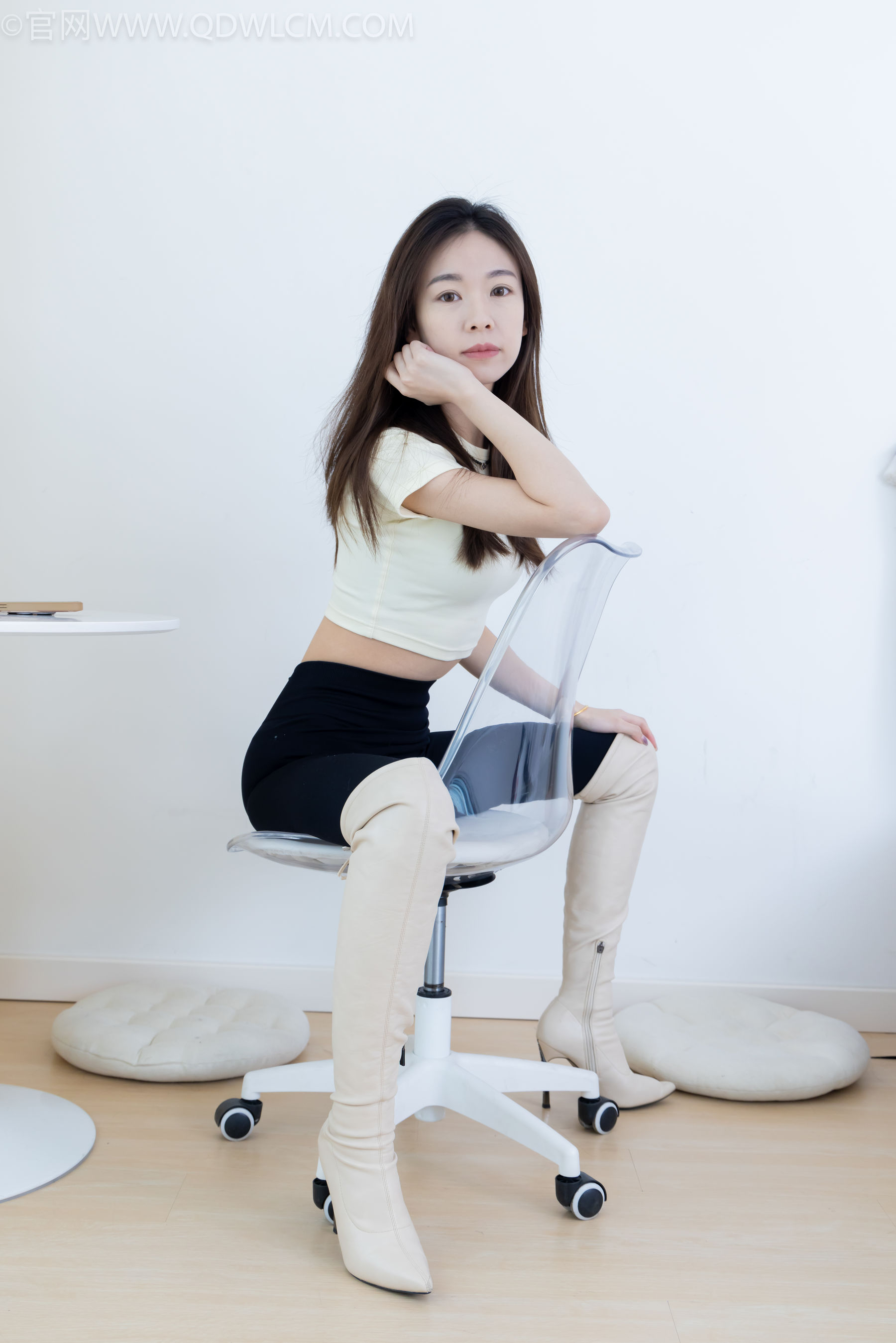 物恋传媒 No.2339 婷婷 - 长靴、白棉袜、裸足/(175P)