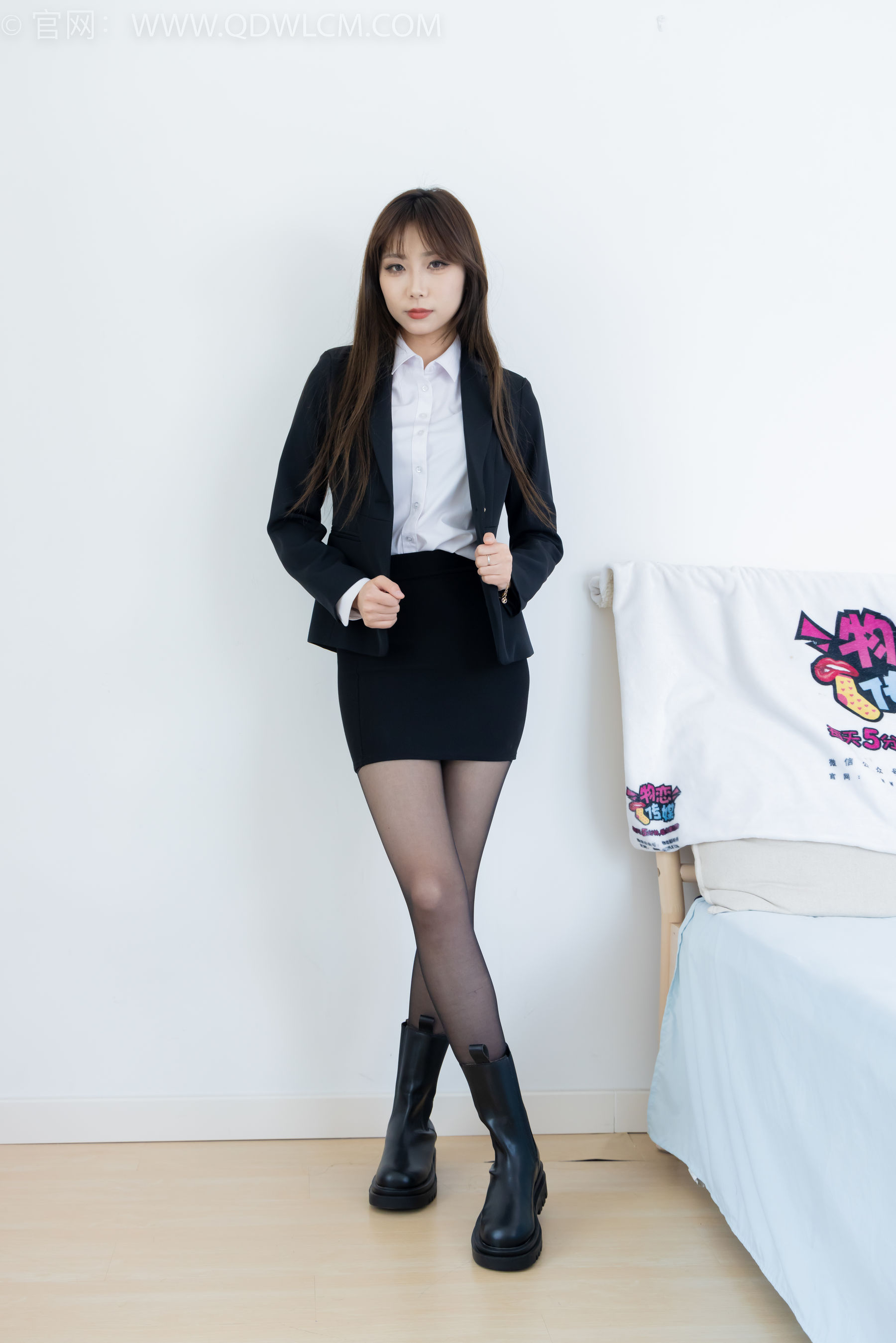 物恋传媒 No.2344 泡泡 - 短靴、薄黑丝、ol制服、高冷不笑御姐版/(150P)