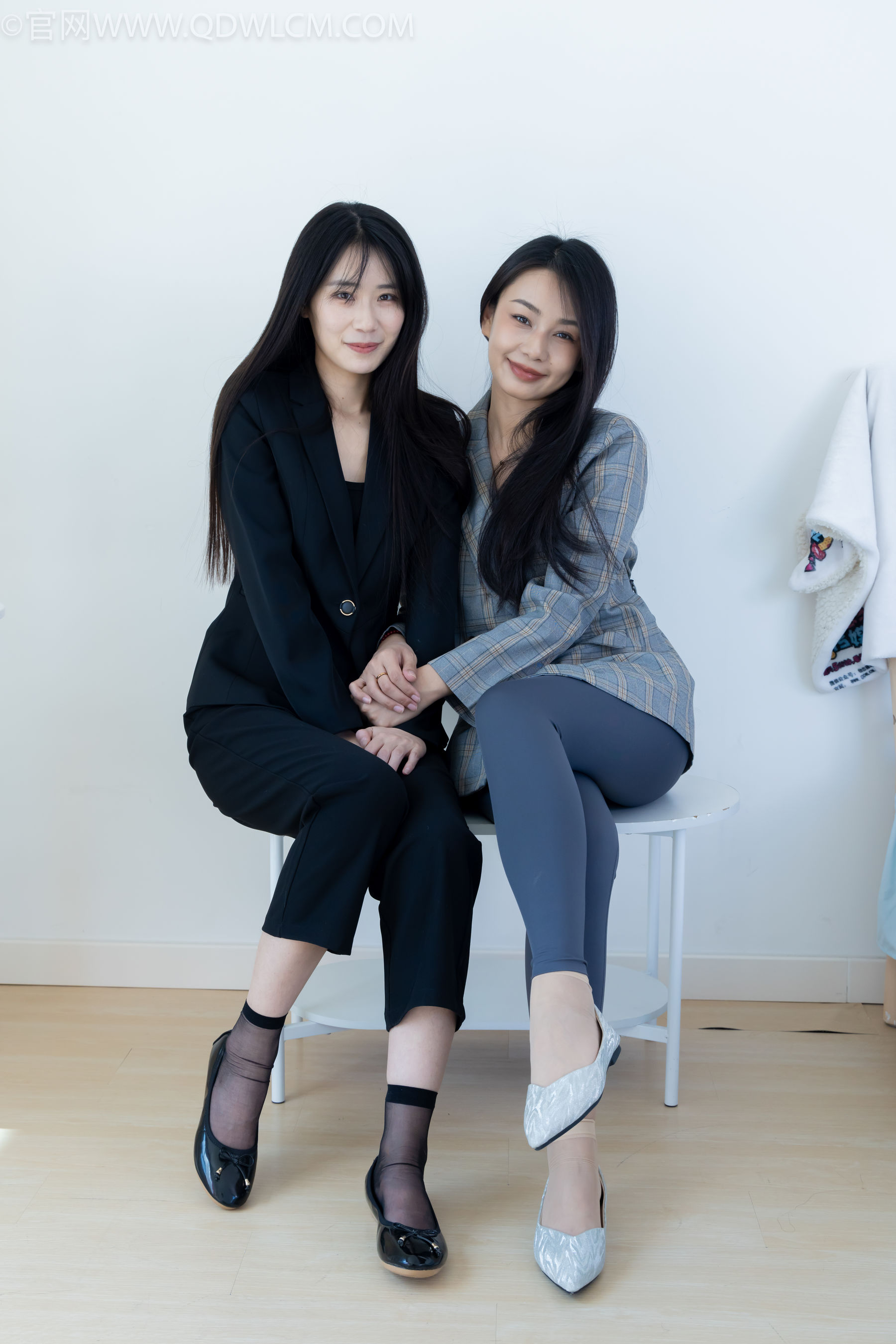 物恋传媒 No.2338 菜菜&岚岚 - 两双平底鞋、短黑丝、短肉丝/(169P)